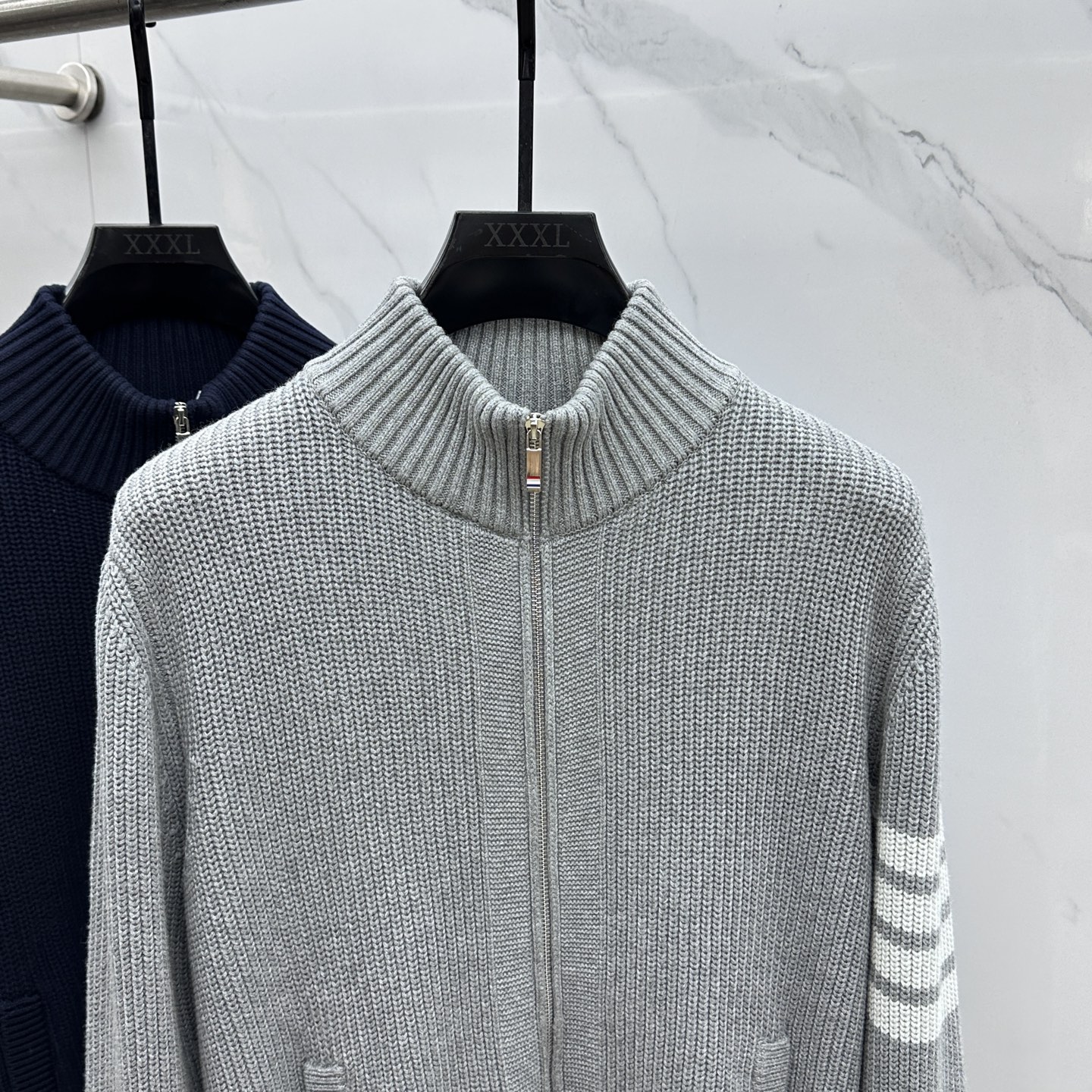 🆕TB 2025Ss秋冬新款男女同款高克重针织开衫，配色标识条纹工艺设计！条纹修饰，设计经典配色钩织设计