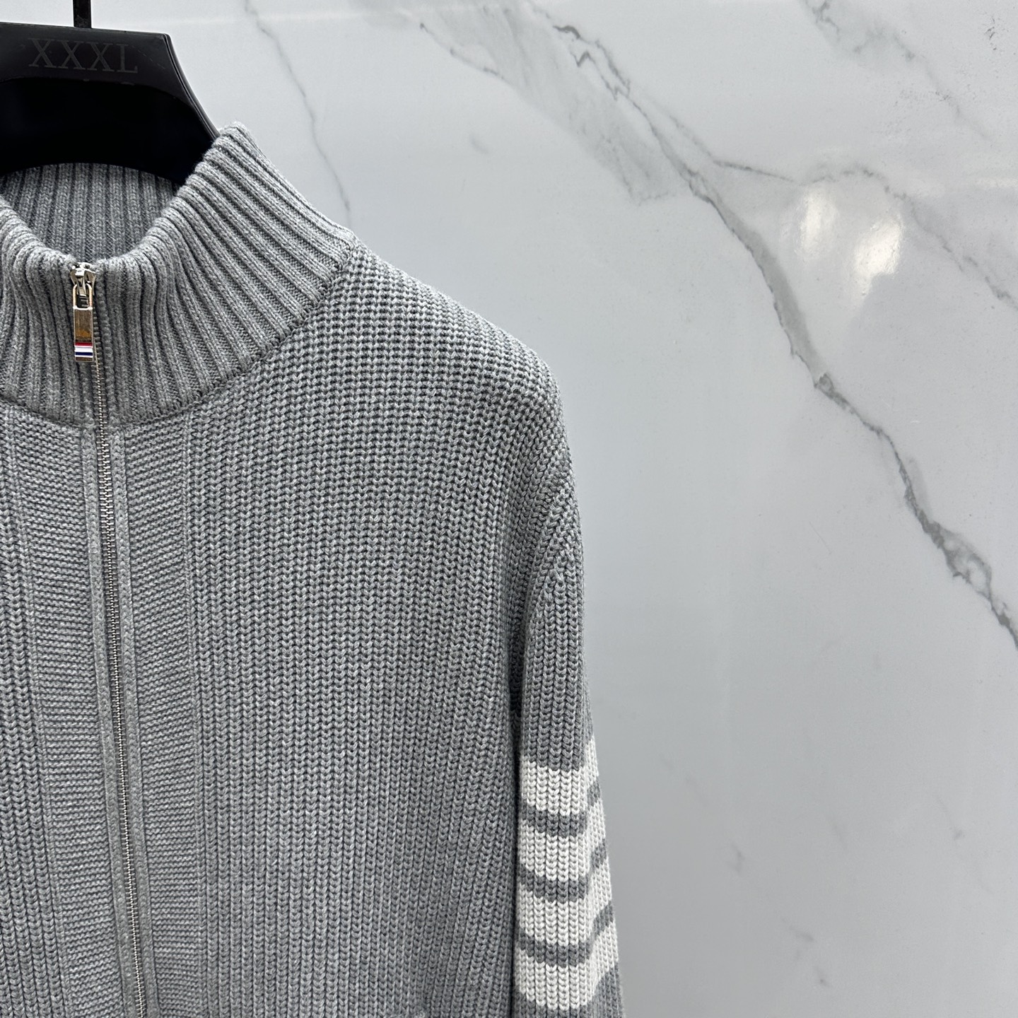 🆕TB 2025Ss秋冬新款男女同款高克重针织开衫，配色标识条纹工艺设计！条纹修饰，设计经典配色钩织设计