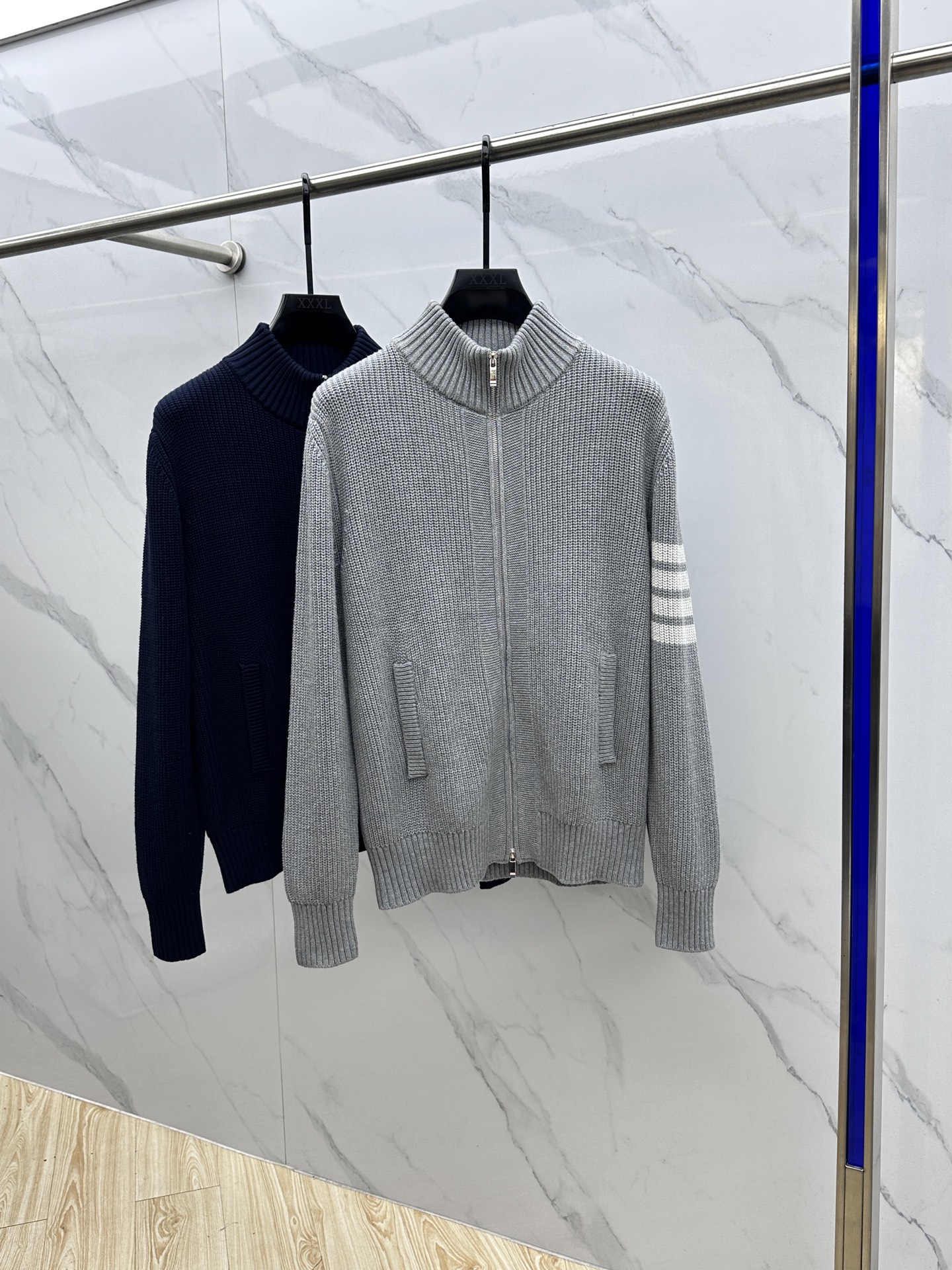 🆕TB 2025Ss秋冬新款男女同款高克重针织开衫，配色标识条纹工艺设计！条纹修饰，设计经典配色钩织设计