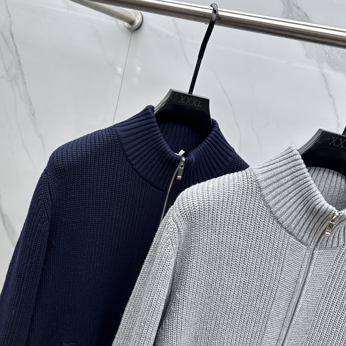 🆕TB 2025Ss秋冬新款男女同款高克重针织开衫，配色标识条纹工艺设计！条纹修饰，设计经典配色钩织设计