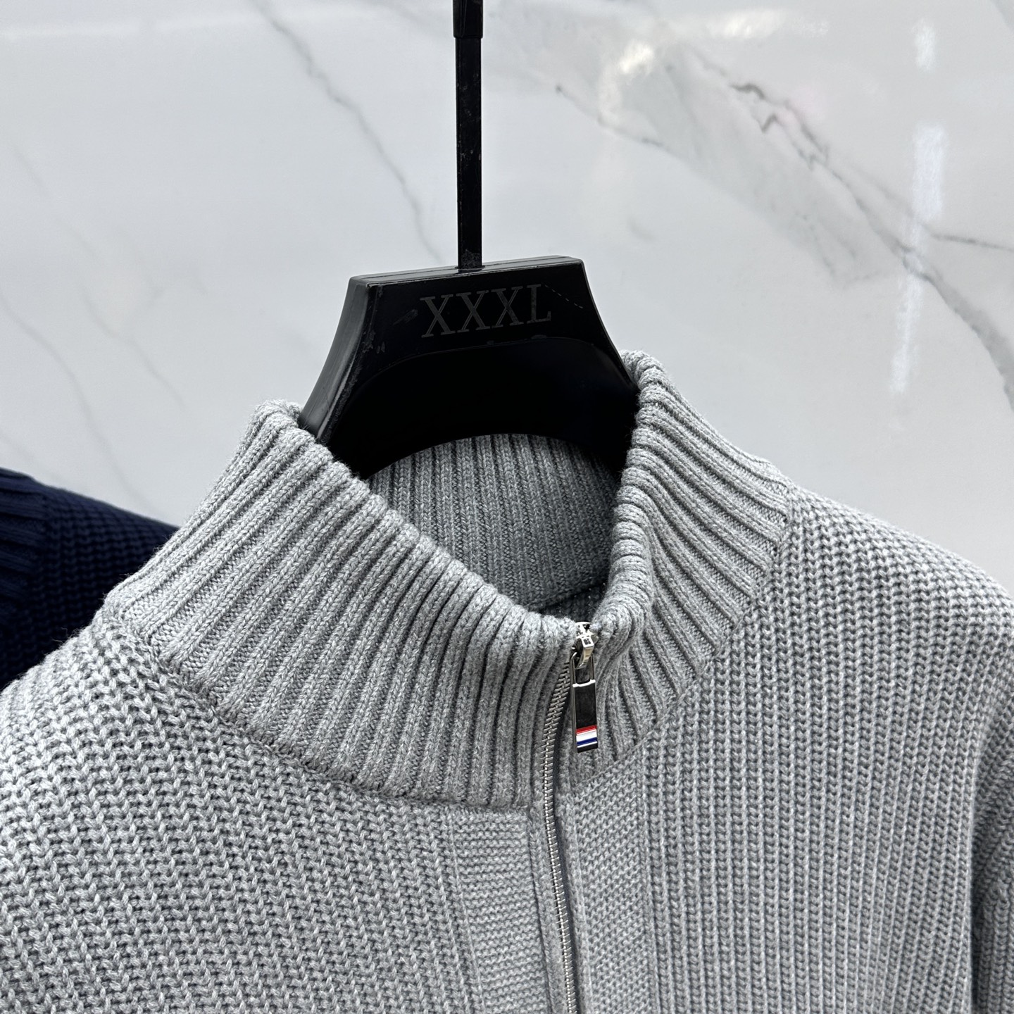 🆕TB 2025Ss秋冬新款男女同款高克重针织开衫，配色标识条纹工艺设计！条纹修饰，设计经典配色钩织设计