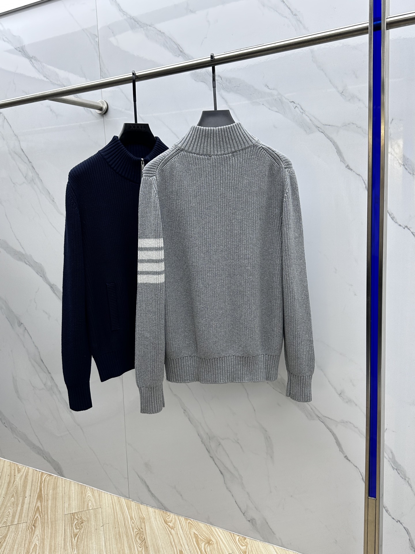 🆕TB 2025Ss秋冬新款男女同款高克重针织开衫，配色标识条纹工艺设计！条纹修饰，设计经典配色钩织设计