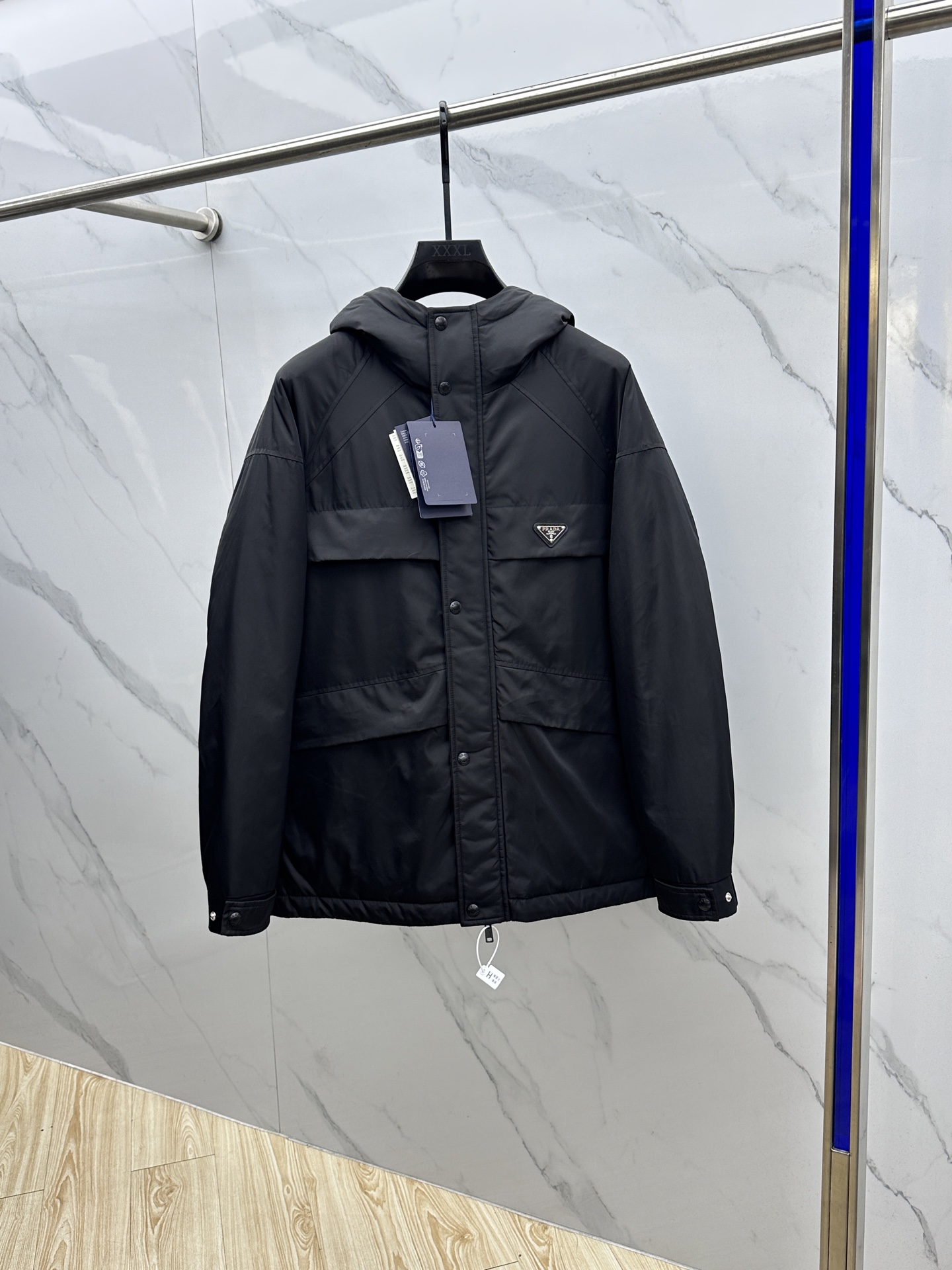 NO:596958,Prada 2025 latest fashionable down jacket hooded down jacket, (the hood is not removable) top winter hot down jacket, classic logo popular warm down jacket, 90# white goose down filling, every detail shows craftsmanship, enough advanced structural tailoring design changes to show men's diverse image changes, slim fit, tailoring, to meet the current popular multi-layered wear, versatile style for life!  023 code number 48-56,,prada,prada,jackets & coats,down jacket,hats,alexander wang19860909Prada普拉达 2025最新款时尚羽绒外套连帽羽绒服,（帽子不可拆卸）冬季顶级爆款羽绒服,经典logo爆款保暖羽绒服,90#白鹅绒填充,处处细节显工艺足够的高级结构性剪裁的设计改变来展现男士多样的形象变化,修身利落、剪裁合体,满足时下正流行的多层次穿搭,生活百搭款式！023 码数48-56,,prada,prada,jackets & coats,down jacket,hats,alexander wang,Men's clothing