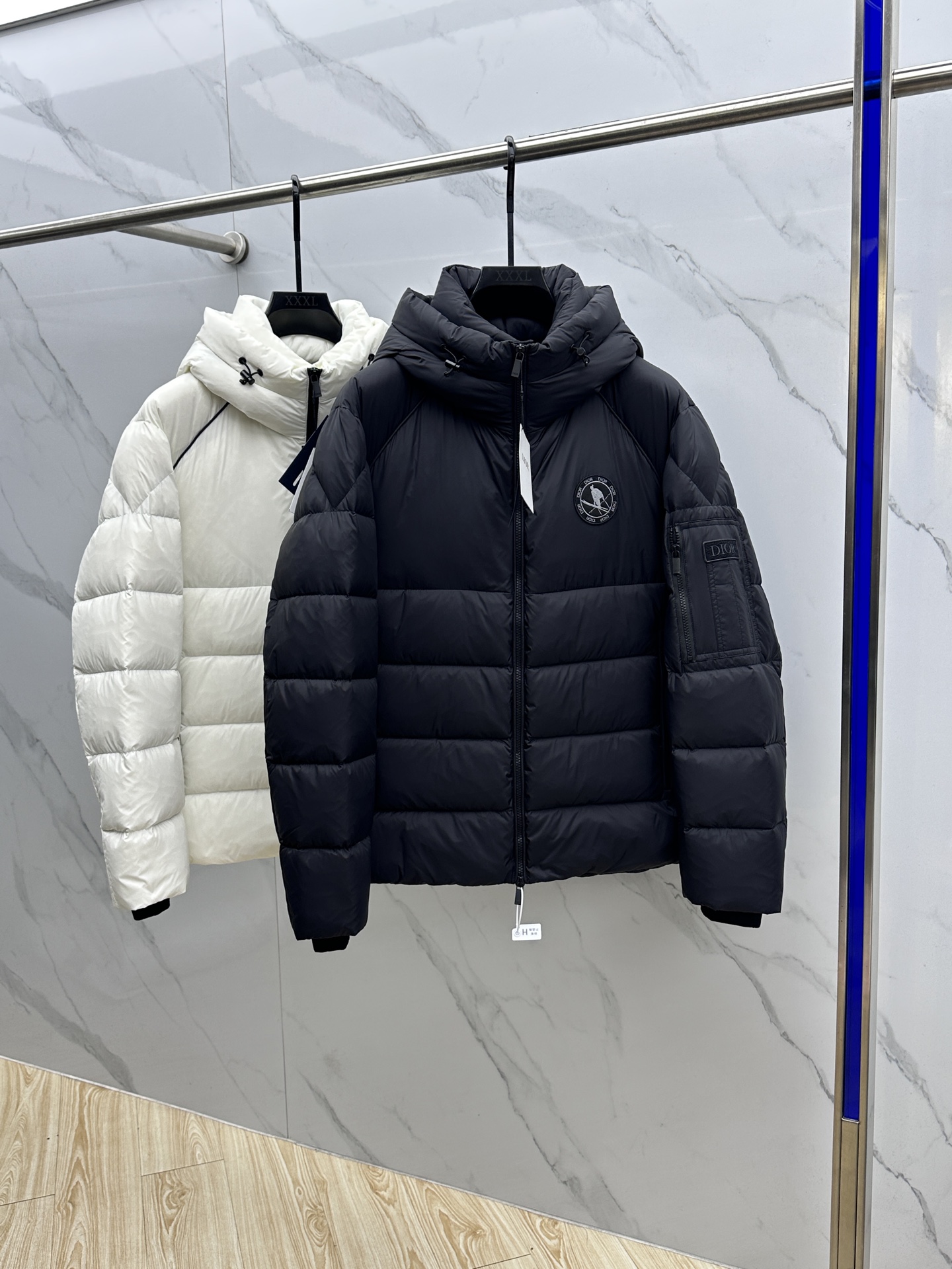 NO:596960,Dior Dior 2025 latest fashion down jacket hooded down jacket, (the hood is not removable) the top hot winter down jacket, classic logo hot warm down jacket, 90# white goose down filling, every detail shows the craftsmanship, enough advanced structural tailoring design changes to show men's diverse image changes, slim fit, tailoring, to meet the current popular multi-layered wear, versatile style for life!  023 code number 48-56,,dior,dior,jackets & coats,down jacket,hats,alexander wang19860909Dior迪奥 2025最新款时尚羽绒外套连帽羽绒服,（帽子不可拆卸）冬季顶级爆款羽绒服,经典logo爆款保暖羽绒服,90#白鹅绒填充,处处细节显工艺足够的高级结构性剪裁的设计改变来展现男士多样的形象变化,修身利落、剪裁合体,满足时下正流行的多层次穿搭,生活百搭款式！023 码数48-56,,dior,dior,jackets & coats,down jacket,hats,alexander wang,Men's clothing