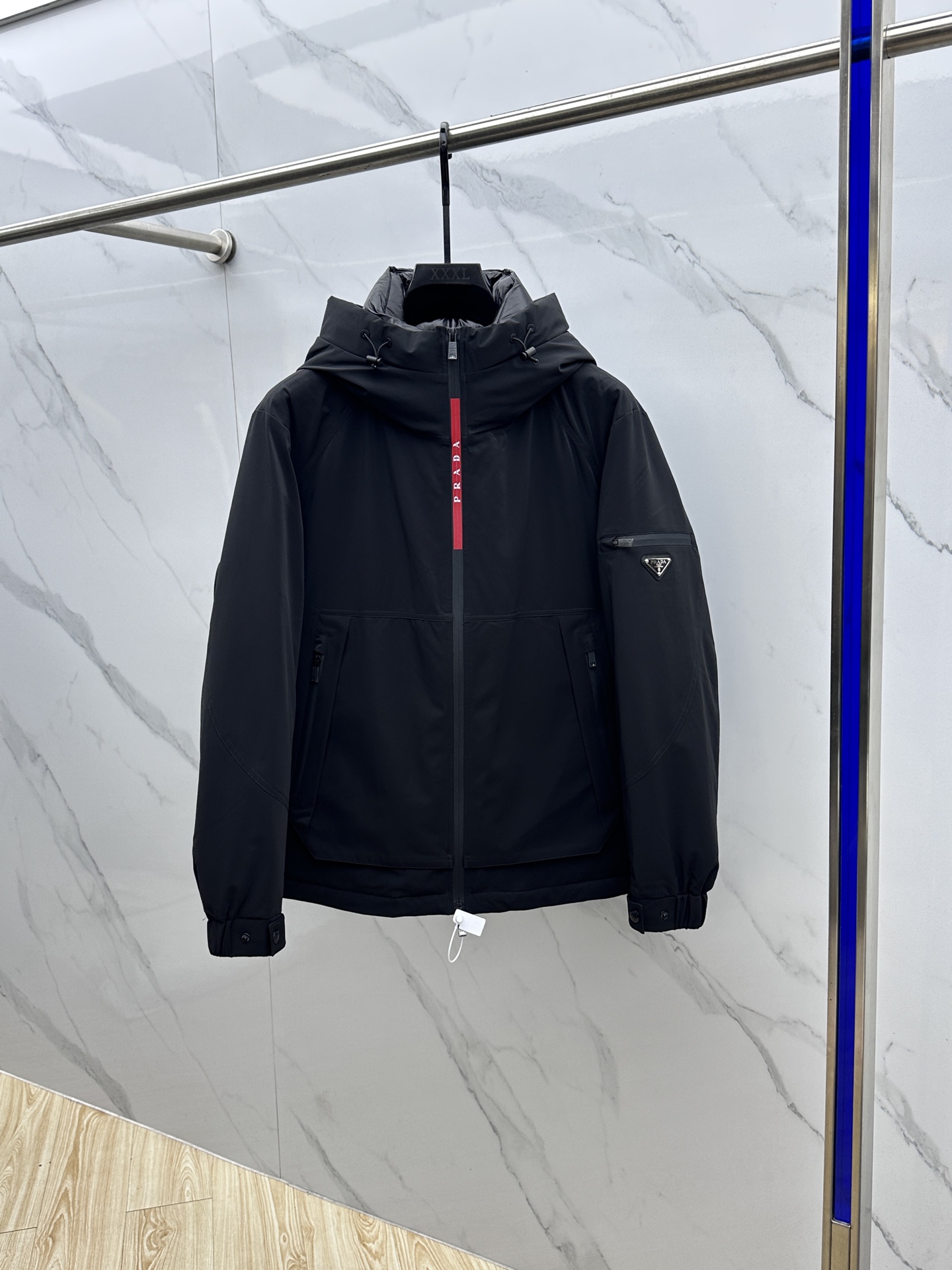 NO:596962,Prada 2025 latest fashionable down jacket hooded down jacket, (the hood is not removable) top winter hot down jacket, classic logo popular warm down jacket, 90# white goose down filling, every detail shows craftsmanship, enough advanced structural tailoring design changes to show men's diverse image changes, slim fit, tailoring, to meet the current popular multi-layered wear, versatile style for life!  023 code number 48-56,,prada,prada,jackets & coats,down jacket,hats,alexander wang19860909Prada普拉达 2025最新款时尚羽绒外套连帽羽绒服,（帽子不可拆卸）冬季顶级爆款羽绒服,经典logo爆款保暖羽绒服,90#白鹅绒填充,处处细节显工艺足够的高级结构性剪裁的设计改变来展现男士多样的形象变化,修身利落、剪裁合体,满足时下正流行的多层次穿搭,生活百搭款式！023 码数48-56,,prada,prada,jackets & coats,down jacket,hats,alexander wang,Men's clothing