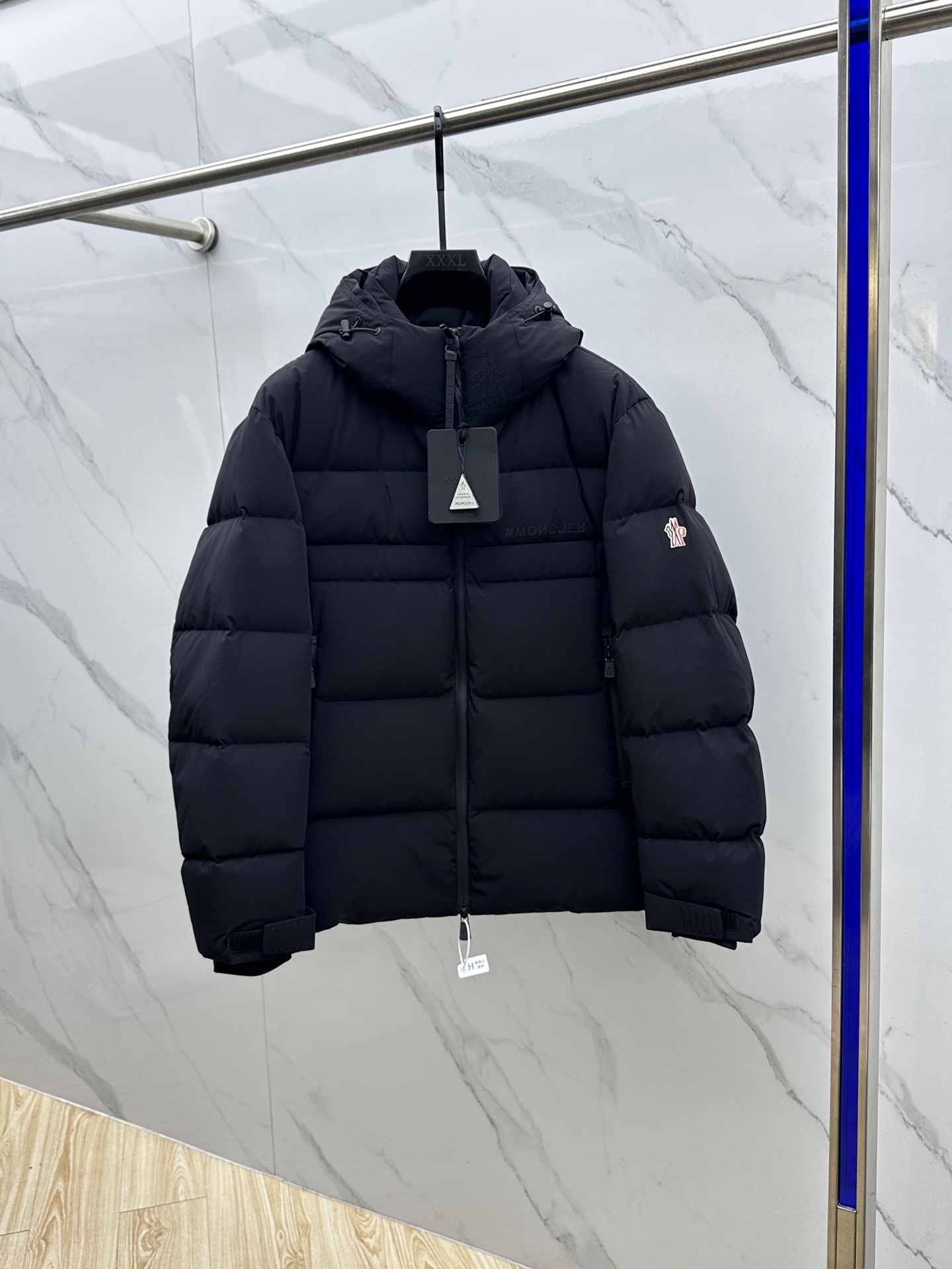NO:596964,Moncler Mouth 2025 latest fashion down jacket hooded down jacket, (hood is not removable) top winter hot down jacket, classic logo popular warm down jacket, 90# white goose down filling, every detail shows craftsmanship, enough advanced structural tailoring design changes to show men's diverse image changes, slim fit, tailoring, to meet the current popular multi-layered wear, versatile style in life!  023 Size 48-56,,Moncler,jackets & coats,down jacket,hats,alexander wang19860909Moncler蒙口 2025最新款时尚羽绒外套连帽羽绒服,（帽子不可拆卸）冬季顶级爆款羽绒服,经典logo爆款保暖羽绒服,90#白鹅绒填充,处处细节显工艺足够的高级结构性剪裁的设计改变来展现男士多样的形象变化,修身利落、剪裁合体,满足时下正流行的多层次穿搭,生活百搭款式！023 码数48-56,,Moncler,jackets & coats,down jacket,hats,alexander wang,Men's clothing