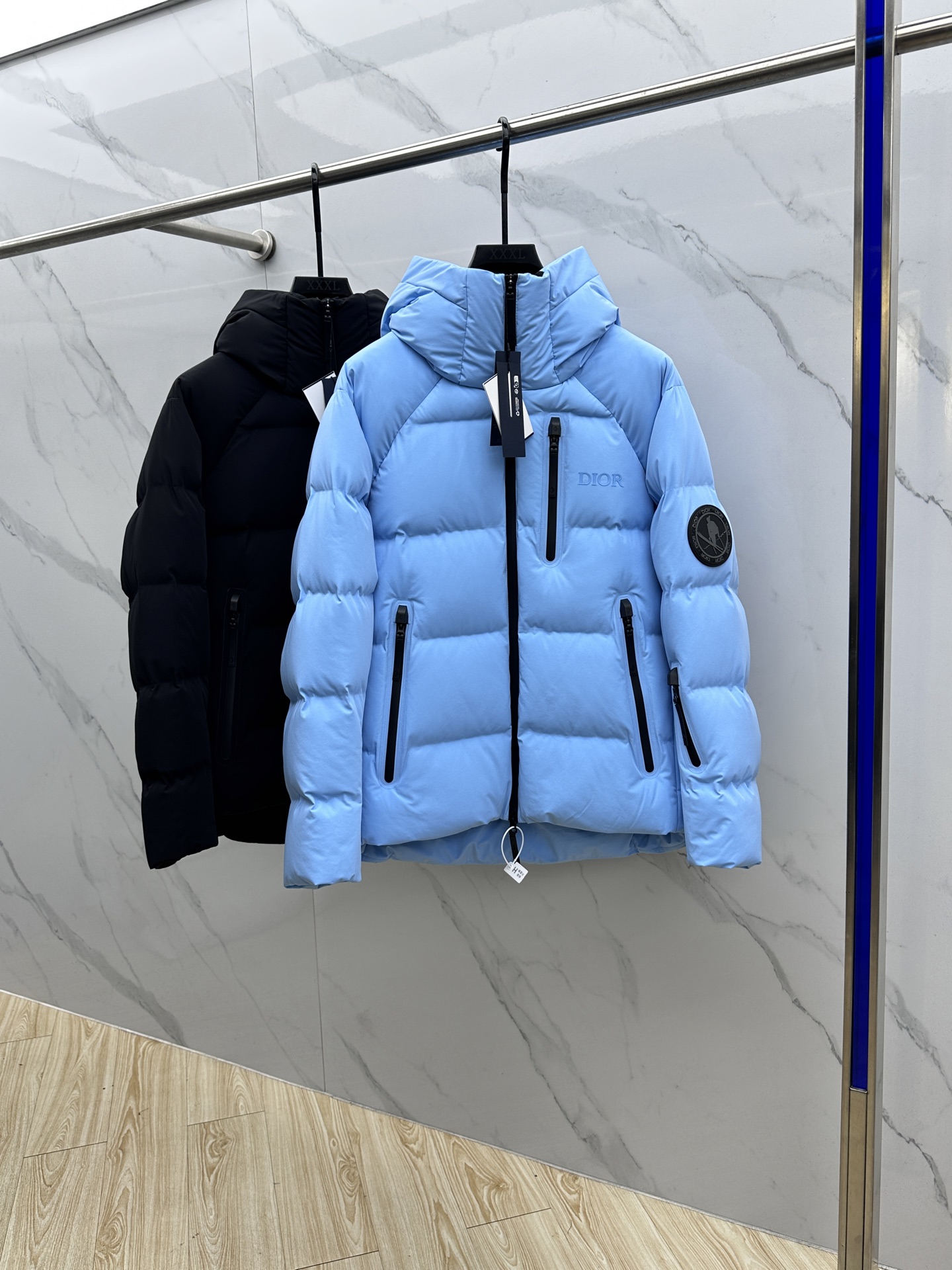 NO:596950,Equipped with dustproof. Dior & Desante jointly produced special down, black technology membrane down jacket (goose down filled version). This style is different from the laminated version, this fabric is softer, new winter clothing, high-end customization!  The favorite series for light and mature business, minimalist style feather 90 goose down jacket, the fabric is comfortable and stylish!  The upper body is super stylish and handsome, and the version is a three-dimensional cutting design. The whole piece has high warmth and good resilience. The upper body is warm and stylish without feeling heavy. It is very practical to wear and does not appear bloated. It can well prevent the cold wind from invading!  023 High quality first choice!  Size:48-56,,dior,jackets & coats,down jacket,alexander wang19860909配防尘.Dior&迪桑特联名出品 特级羽绒 黑科技皮膜羽绒外套(鹅绒填充版本) 此款跟压胶版本面料不同,此款面料更为柔软,冬装新品,高端定制！轻熟商务最爱系列,极简主义风格羽90鹅绒羽绒服 面料舒适有型！上身超级有型的帅气,版型是立体裁剪的设计 整件保暖度高,回弹力好 上身保暖有型 又不会有负重感 实穿性非常强 不显臃肿 可以很好的防止寒风侵袭！023高品质首选！ 尺码:48-56,,dior,jackets & coats,down jacket,alexander wang,Men's clothing