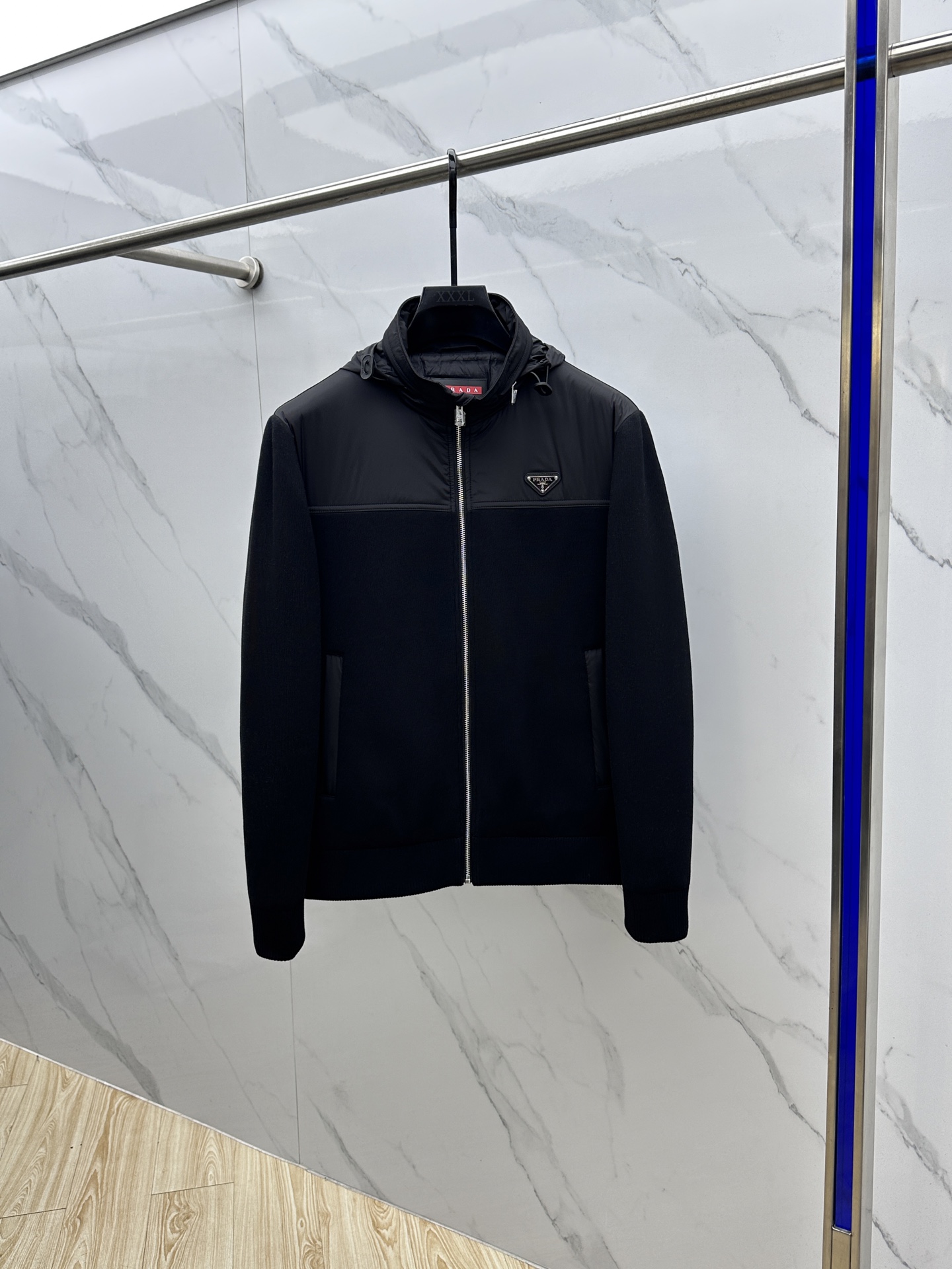 NO:596961,Prada 25 early autumn new fashionable hooded knitted nylon spliced ​​down jacket, wool knitted spliced. Low-key luxury, classic brand triangle logo and stunning appearance. The quality is impeccable. Quality control can be purchased directly. It is a high-end product that cannot be faulted!  The effect is better on the upper body. hs is both fashionable and functional. Sizes 48-56,, prada, prada, jackets & coats, down jacket, hats, alexander wang19860909Prada普拉达 25早秋新款时尚连帽针织尼龙拼接羽绒外套,羊毛针织拼接 低调奢华、经典品牌三角标志与颜值爆棚的搭配、品质更是无法挑剔 品控可以直接入手,不容过错的高端臻品！上身效果更佳.hs时尚与功能性兼备. 尺码48-56,,prada,prada,jackets & coats,down jacket,hats,alexander wang,Men's clothing