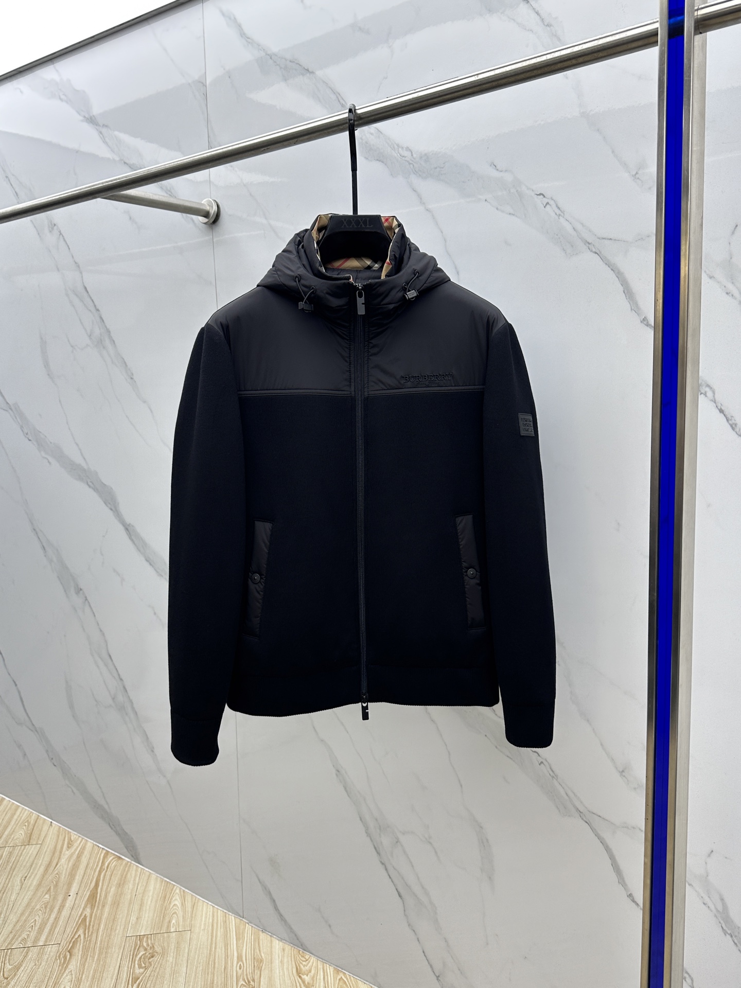 NO:596946,Burberry 2025ss autumn and winter new fashion hooded knitted splicing, down jacket, wool knitted splicing, low-key luxury, brand logo and stunning appearance, quality is impeccable, quality control can be purchased directly, high-end products that cannot be faulted!  The effect is better on the upper body. hs is both fashionable and functional. Sizes 48-56,,burberry,burberry,down jacket,hats,alexander wang19860909Burberry巴宝莉 2025ss秋冬新款时尚连帽针织拼接、羽绒服.羊毛针织拼接 低调奢华、品牌logo标志与颜值爆棚的搭配、品质更是无法挑剔 品控可以直接入手,不容过错的高端臻品！上身效果更佳.hs时尚与功能性兼备. 尺码48-56,,burberry,burberry,down jacket,hats,alexander wang,Men's clothing