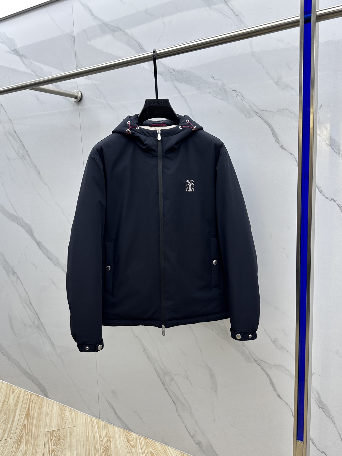 NO:596948,BC 2025ss new autumn and winter fashionable down jacket hooded down jacket, top hot winter down jacket, classic logo popular warm down jacket, 90# white goose down filling, every detail shows craftsmanship, enough advanced structural tailoring design changes to show men's diverse image changes, slim fit, tailoring, to meet the current popular multi-layered wear, versatile style for life!  hs size 48-56,,jackets & coats,down jacket,hats,alexander wang19860909BC 2025ss秋冬新款时尚羽绒外套连帽羽绒服,冬季顶级爆款羽绒服,经典logo爆款保暖羽绒服,90#白鹅绒填充,处处细节显工艺足够的高级结构性剪裁的设计改变来展现男士多样的形象变化,修身利落、剪裁合体,满足时下正流行的多层次穿搭,生活百搭款式！hs 码数48-56,,jackets & coats,down jacket,hats,alexander wang,Men's clothing