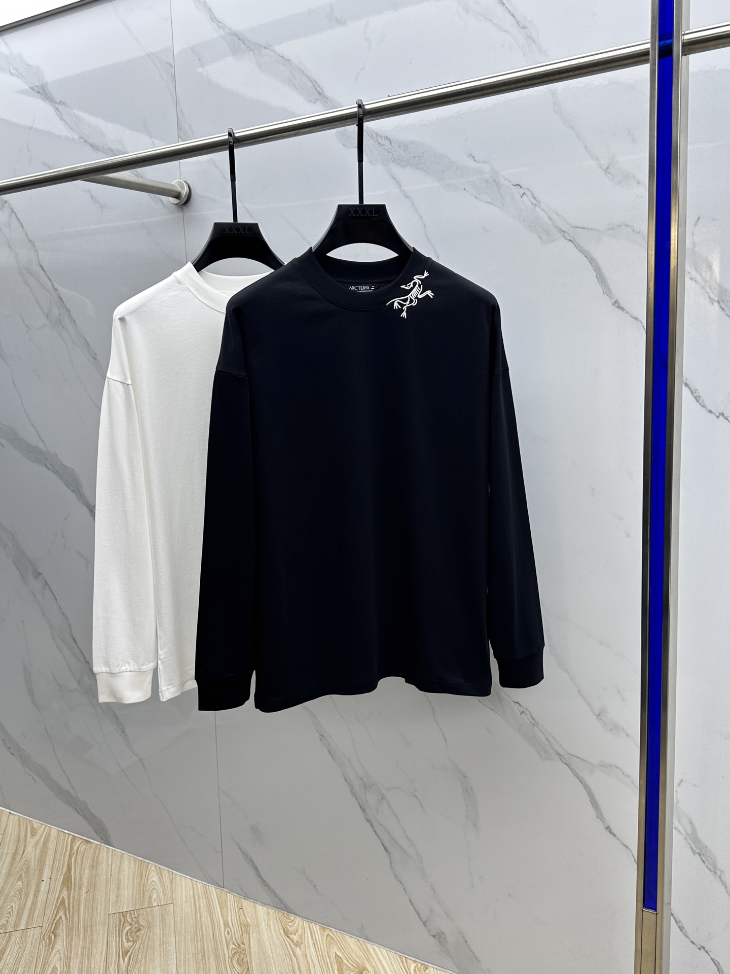 NO:611769,ARCTERYX 2025SS early autumn new long-sleeved T-shirt with embroidered logo on the chest and neckline, recommended as a basic model!  The versatile God of War!  Three-dimensional embroidery design.  Three-dimensional matching of letter logo.  The texture is excellent, comfortable and breathable.  Unforgettable!  Customized high-quality pure cotton fabrics.  Comfortable and soft ~ a must-have item to wear alone or paired with!  Three standard complete hei sizes M-3XL, arc'teryx, tees, t-shirt, alexander wang19860909ARCTERYX始祖鸟 2025SS早秋新款胸前领口刺绣标识长袖T恤,基础款推荐！百搭战神！立体绣花设计．字母logo立体搭配．质感极好舒适又透气．让人过目难忘！订制优质纯棉面料．舒适柔软～单穿搭配必备单品！三标齐全hei 尺码M-3XL,arc'teryx,tees，t-shirt,alexander wang,Men's clothing