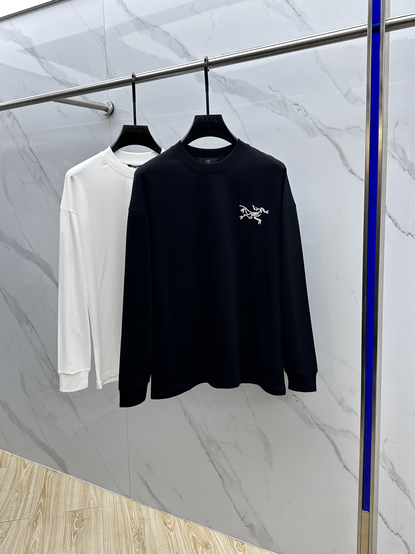 NO:611771,ARCTERYX 2025SS early autumn new long-sleeved T-shirt with embroidered logo on the chest, recommended basic model!  The versatile God of War!  Three-dimensional embroidery design.  Three-dimensional matching of letter logo.  The texture is excellent, comfortable and breathable.  Unforgettable!  Customized high-quality pure cotton fabrics.  Comfortable and soft ~ a must-have item to wear alone or paired with!  Three standard complete hei sizes M-3XL, arc'teryx, tees, t-shirt, alexander wang19860909ARCTERYX始祖鸟 2025SS早秋新款胸前刺绣标识长袖T恤,基础款推荐！百搭战神！立体绣花设计．字母logo立体搭配．质感极好舒适又透气．让人过目难忘！订制优质纯棉面料．舒适柔软～单穿搭配必备单品！三标齐全hei 尺码M-3XL,arc'teryx,tees，t-shirt,alexander wang,Men's clothing