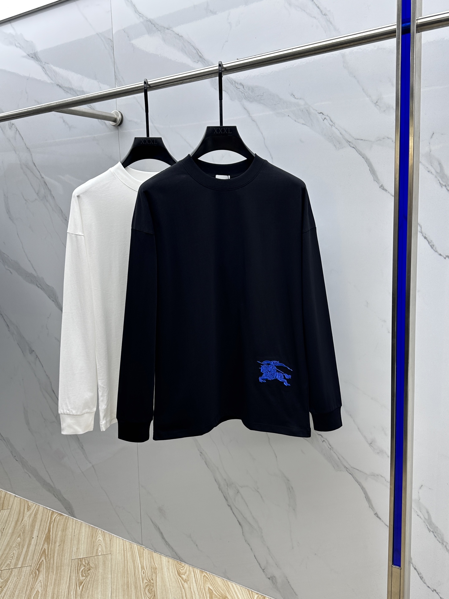 NO:611773,Burberry 2025SS early autumn new long-sleeved T-shirt with embroidered logo on the side, recommended basic model!  The versatile God of War!  Three-dimensional embroidery design.  Three-dimensional matching of letter logo.  The texture is excellent, comfortable and breathable.  Unforgettable!  Customized high-quality pure cotton fabrics.  Comfortable and soft ~ a must-have item to wear alone or paired with!  Complete with three standards, sizes M-3XL, burberry, burberry, tees, t-shirt, alexander wang19860909Burberry巴宝莉 2025SS早秋新款侧边刺绣标识长袖T恤,基础款推荐！百搭战神！立体绣花设计．字母logo立体搭配．质感极好舒适又透气．让人过目难忘！订制优质纯棉面料．舒适柔软～单穿搭配必备单品！三标齐全hei 尺码M-3XL,,burberry,burberry,tees，t-shirt,alexander wang,Men's clothing