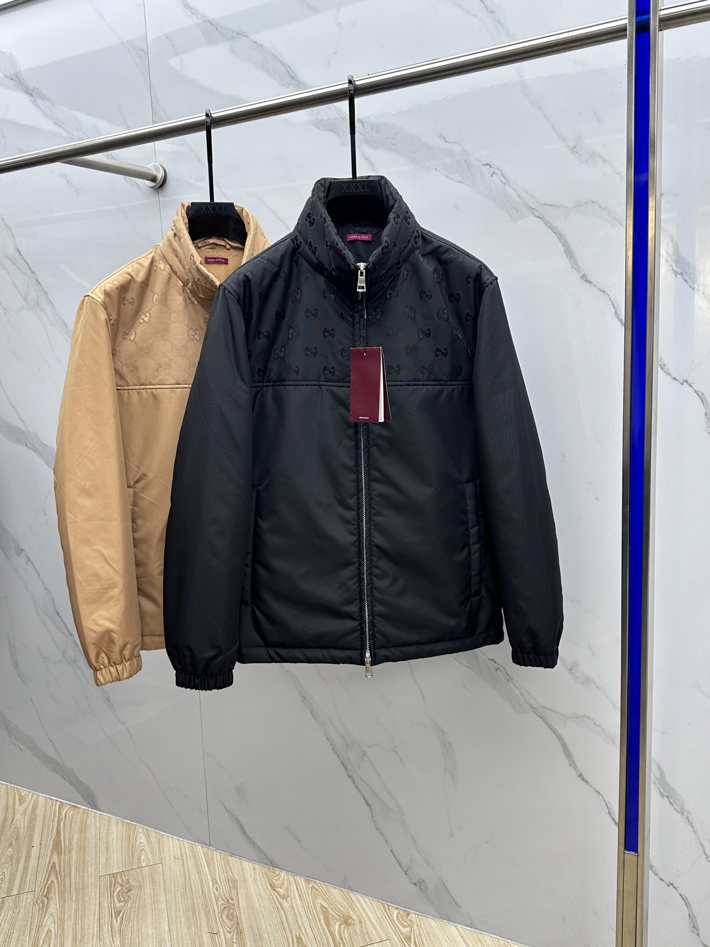 NO:596952,GUCCI Gucci 2025ss autumn and winter new fashionable stand-up collar casual jacket, (storage hooded), perfectly reproduced with customized fabrics, low-key luxury, classic brand logo and stunning appearance, the quality is impeccable. Quality control can be purchased directly, a high-end product that cannot be missed!  The effect is better on the upper body. It is both fashionable and functional. 023 Size 48-56,,gucci,gucci,jackets & coats,jackets & coats,hats,alexander wang19860909GUCCI古驰 2025ss秋冬新款时尚立领休闲外套夹克,（收纳连帽）,定制面料完美复刻,低调奢华、经典品牌logo标志与颜值爆棚的搭配、品质更是无法挑剔 品控可以直接入手,不容过错的高端臻品！上身效果更佳.时尚与功能性兼备.023 尺码48-56,,gucci,gucci,jackets & coats,jackets & coats,hats,alexander wang,Men's clothing