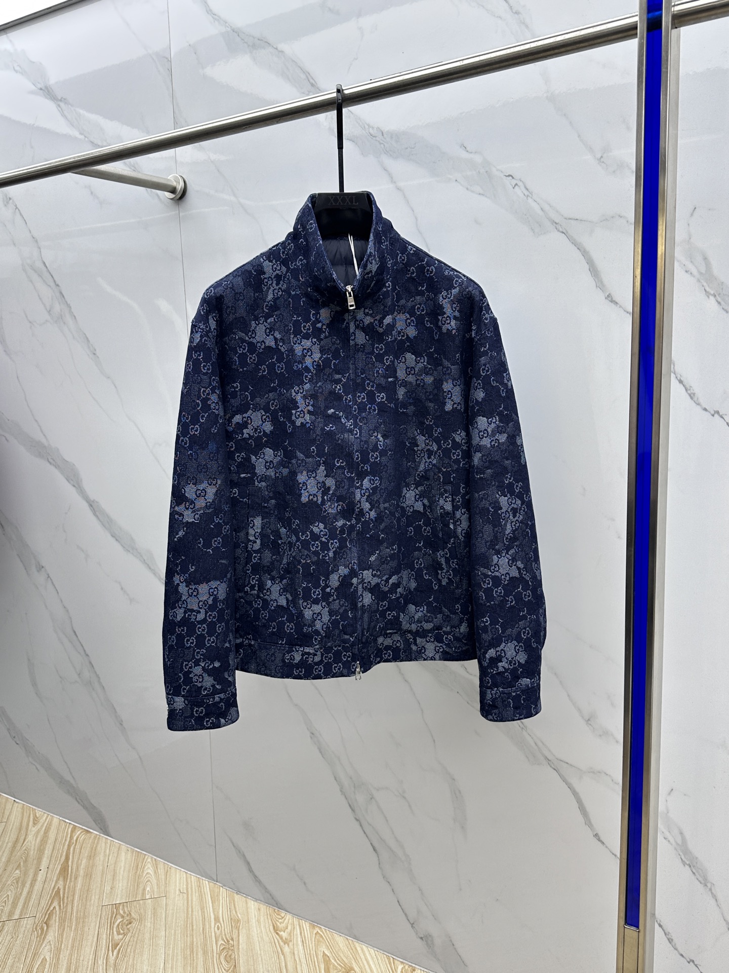 NO:596954,GUCCI Gucci 2025ss new fashionable down jacket stand collar down jacket for autumn and winter, top hot winter down jacket, classic denim down warmth, 90# white goose down filling, every detail shows craftsmanship, enough advanced structural tailoring design changes to show men's diverse image changes, slim fit, tailoring, to meet the current popular multi-layered wear, versatile style for life!  023 code number 48-56,,gucci,gucci,jackets & coats,down jacket,alexander wang19860909GUCCI古驰 2025ss秋冬新款时尚羽绒外套立领羽绒服,冬季顶级爆款羽绒服,经典牛仔羽绒保暖,90#白鹅绒填充,处处细节显工艺足够的高级结构性剪裁的设计改变来展现男士多样的形象变化,修身利落、剪裁合体,满足时下正流行的多层次穿搭,生活百搭款式！023 码数48-56,,gucci,gucci,jackets & coats,down jacket,alexander wang,Men's clothing