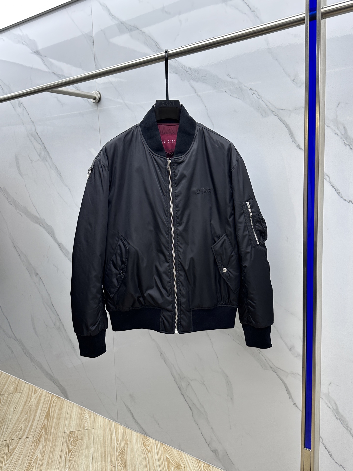 NO:596956,GUCCI Gucci  2025ss new double-sided nylon pilot thickened cotton jacket for autumn and winter. The early autumn series reinterprets the modern style. Behind the unpretentious colors lies a complex internal structure and low-key and restrained details. It is filled with 140 grams of cotton, which has excellent warmth retention in autumn and winter. Black nylon fabric has an incomparable texture and is crisp and stylish.  The chest patch embroidery is minimalist and elegant. The other side is made of high-grade burgundy GG jacquard material. Its texture is unparalleled and high-end, and it is extremely fashionable. The simple embroidery details and striped rib piping make the whole look fuller. It is fashionable and simple to wear, and can easily create a trendy and age-reducing look. 023  Size M-3XL,,gucci,gucci,alexander wang19860909GUCCI 古驰 2025ss秋冬新款双面尼龙飞行员加厚棉服.早秋系列焕新演绎现代款式.朴实无华的色彩背后潜藏着复杂的内部构造和低调内敛的细节.填充140克棉,秋冬保暖性优越.黑色尼龙面料,质感无敌赞,挺括有型.胸口贴布绣缀饰,极简又大气.另一面甄选高级酒红色GG提花材质制作,其质感无以伦比的高端,时尚度爆棚.简洁的刺绣细节和条纹罗纹滚边令整个造型愈发丰满.尽显时尚简易穿搭,轻松塑造潮流减龄造型.023 尺码M-3XL,,gucci,gucci,alexander wang,Men's clothing