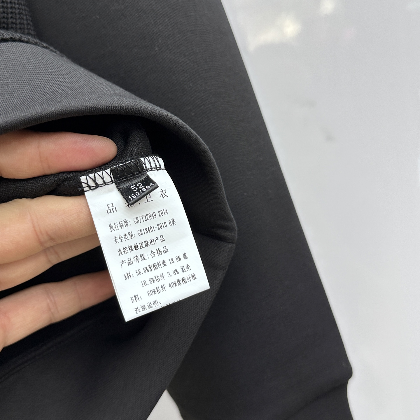 🆕LOEWE罗意威 2025ss秋冬 羊绒羊毛套头卫衣 很有亮点，标志刺绣 细节上凸显质感 整体设计上身