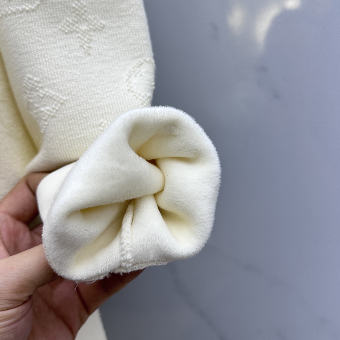 🆕LV路易威登 新款发售✨✨25ss新款卫衣加绒 精致提花满布衣身，细节处尽显质感。连帽设计休闲又减龄，