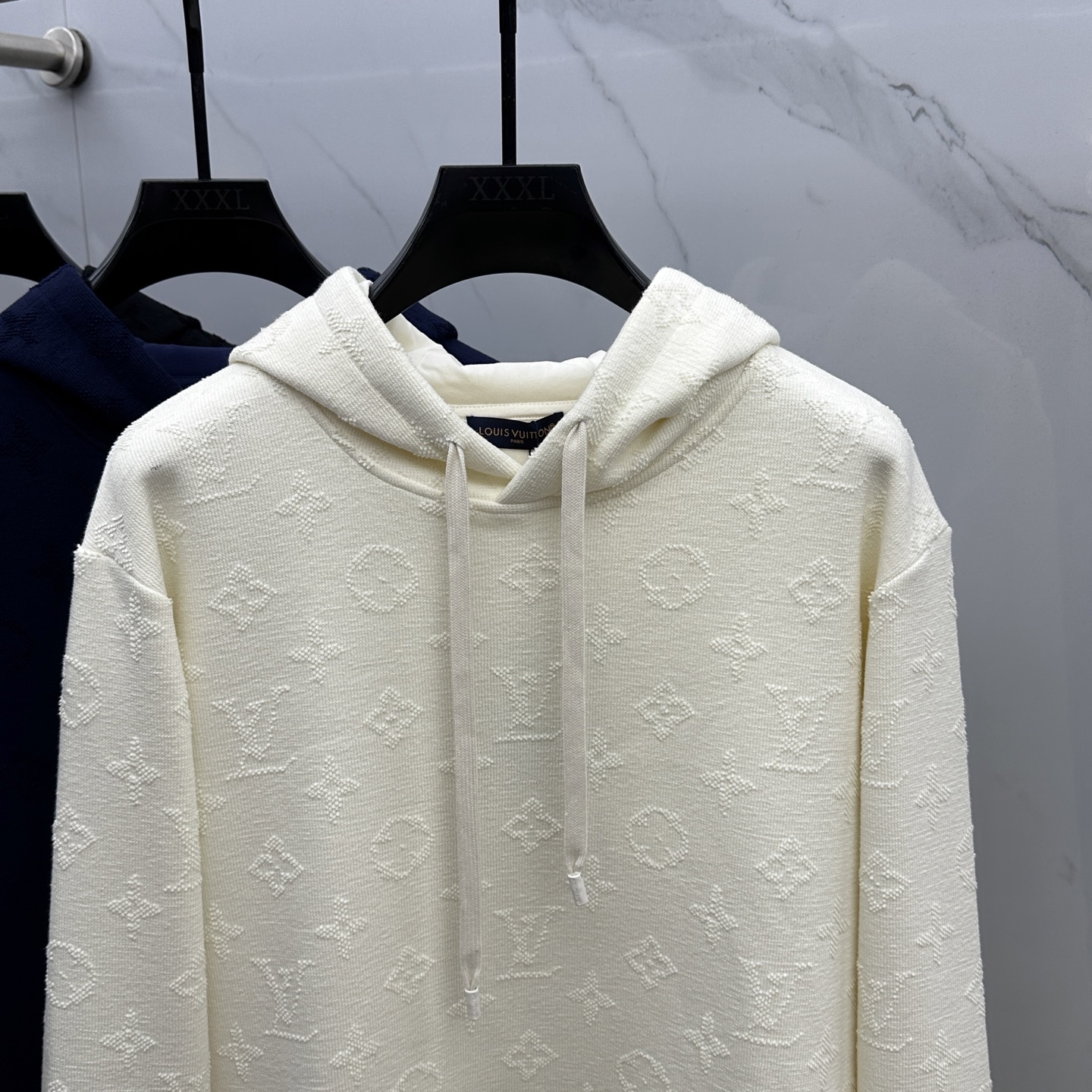 🆕LV路易威登 新款发售✨✨25ss新款卫衣加绒 精致提花满布衣身，细节处尽显质感。连帽设计休闲又减龄，