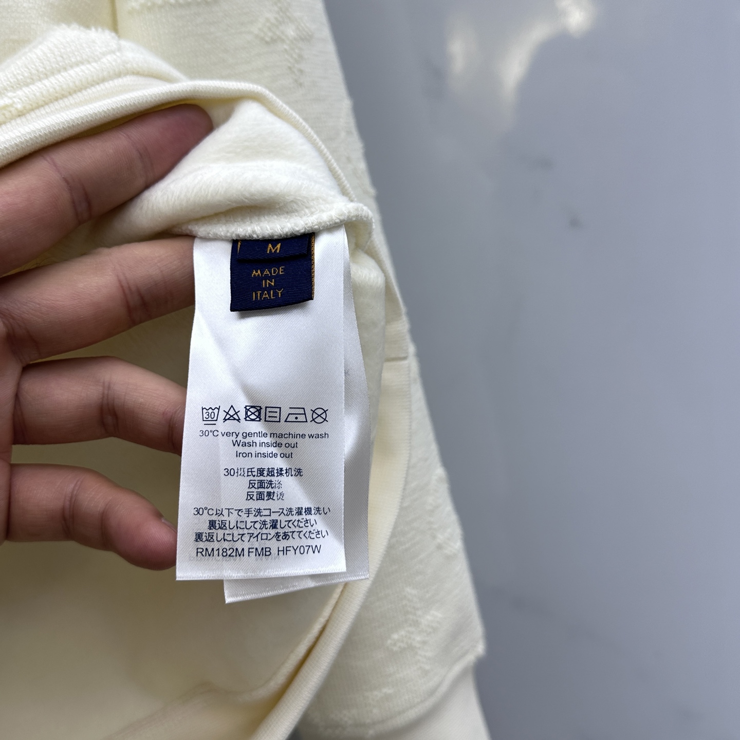 🆕LV路易威登 新款发售✨✨25ss新款卫衣加绒 精致提花满布衣身，细节处尽显质感。连帽设计休闲又减龄，