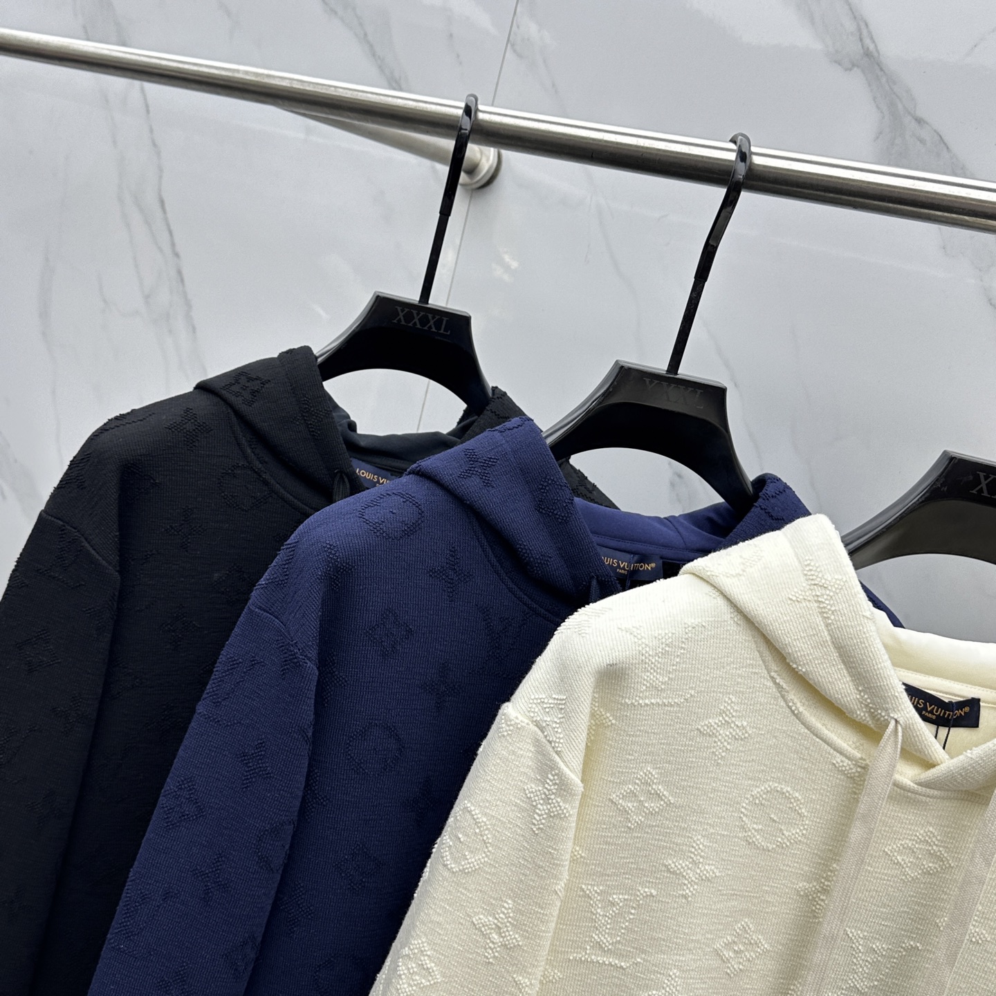 🆕LV路易威登 新款发售✨✨25ss新款卫衣加绒 精致提花满布衣身，细节处尽显质感。连帽设计休闲又减龄，