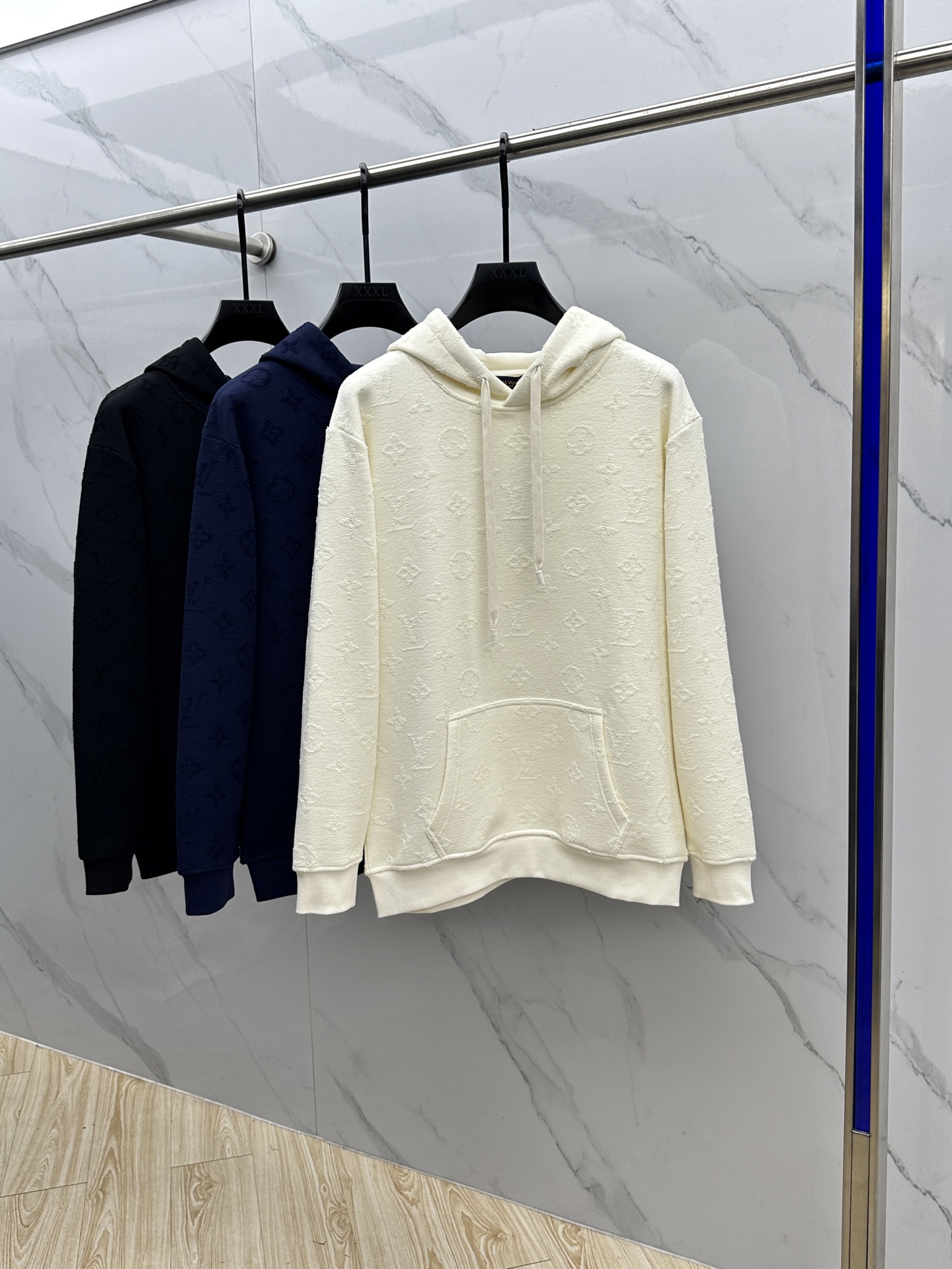 🆕LV路易威登 新款发售✨✨25ss新款卫衣加绒 精致提花满布衣身，细节处尽显质感。连帽设计休闲又减龄，