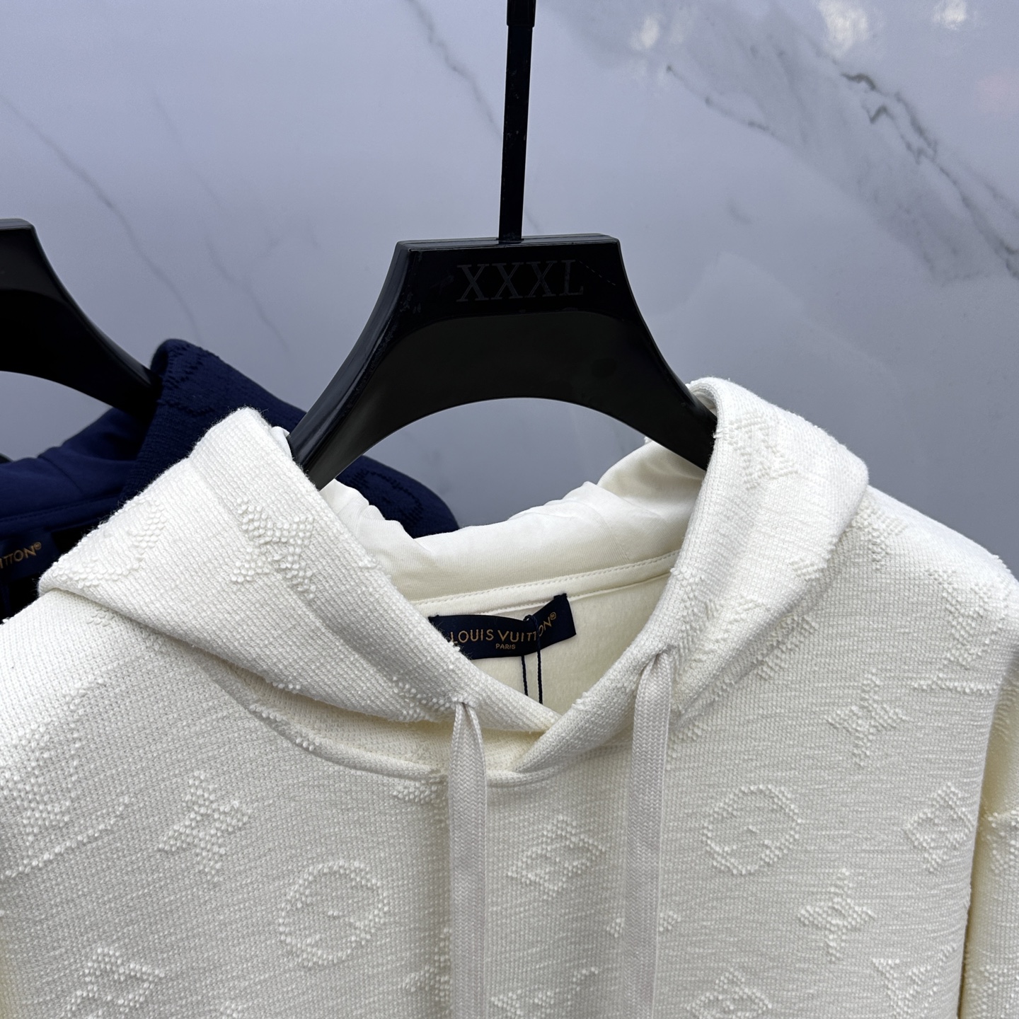 🆕LV路易威登 新款发售✨✨25ss新款卫衣加绒 精致提花满布衣身，细节处尽显质感。连帽设计休闲又减龄，