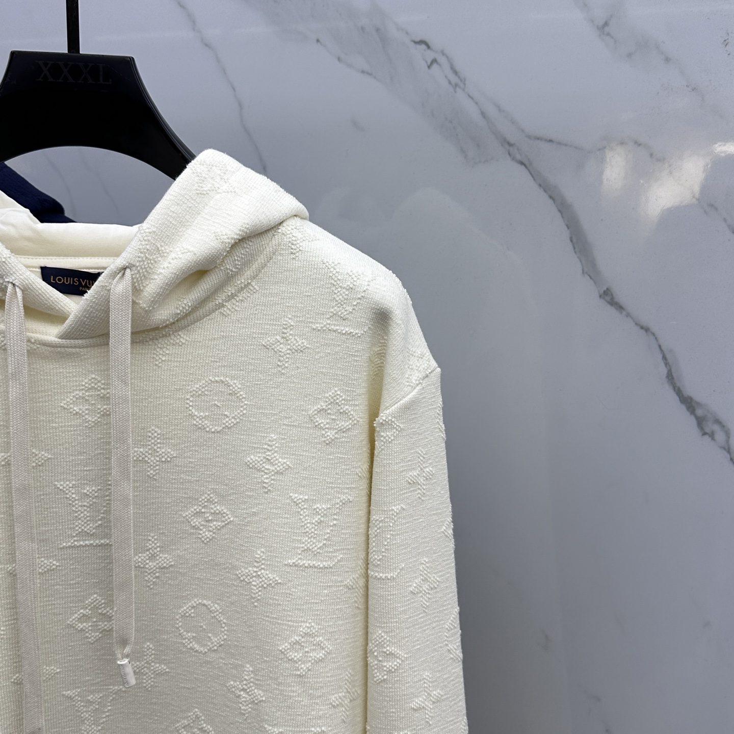 🆕LV路易威登 新款发售✨✨25ss新款卫衣加绒 精致提花满布衣身，细节处尽显质感。连帽设计休闲又减龄，