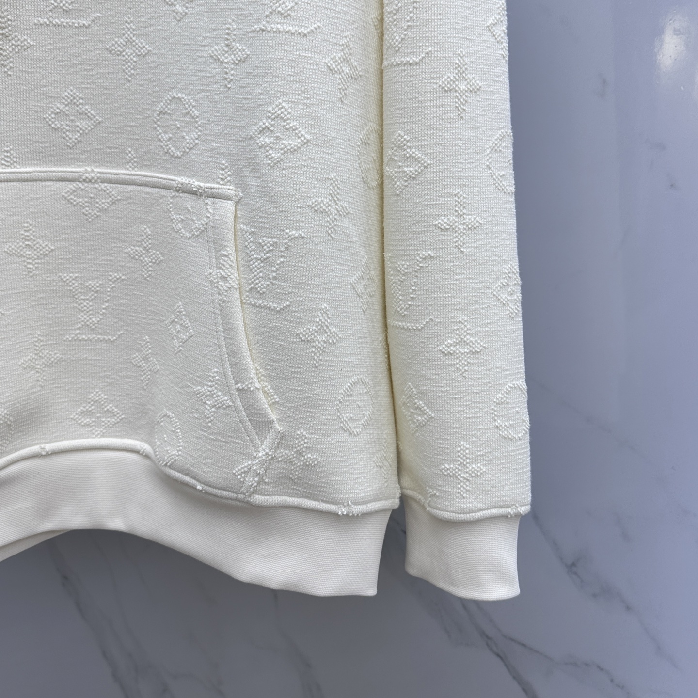 🆕LV路易威登 新款发售✨✨25ss新款卫衣加绒 精致提花满布衣身，细节处尽显质感。连帽设计休闲又减龄，