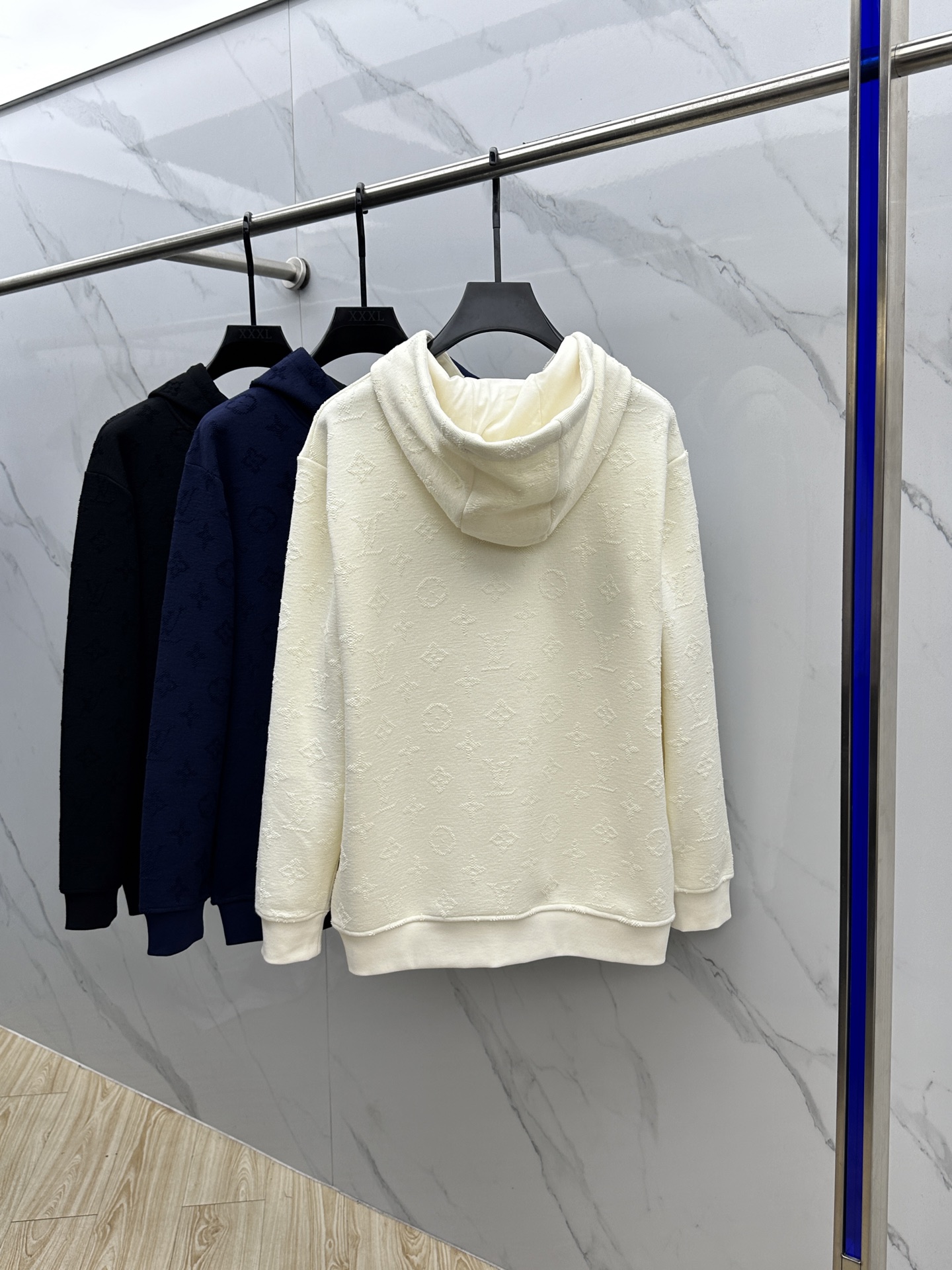 🆕LV路易威登 新款发售✨✨25ss新款卫衣加绒 精致提花满布衣身，细节处尽显质感。连帽设计休闲又减龄，