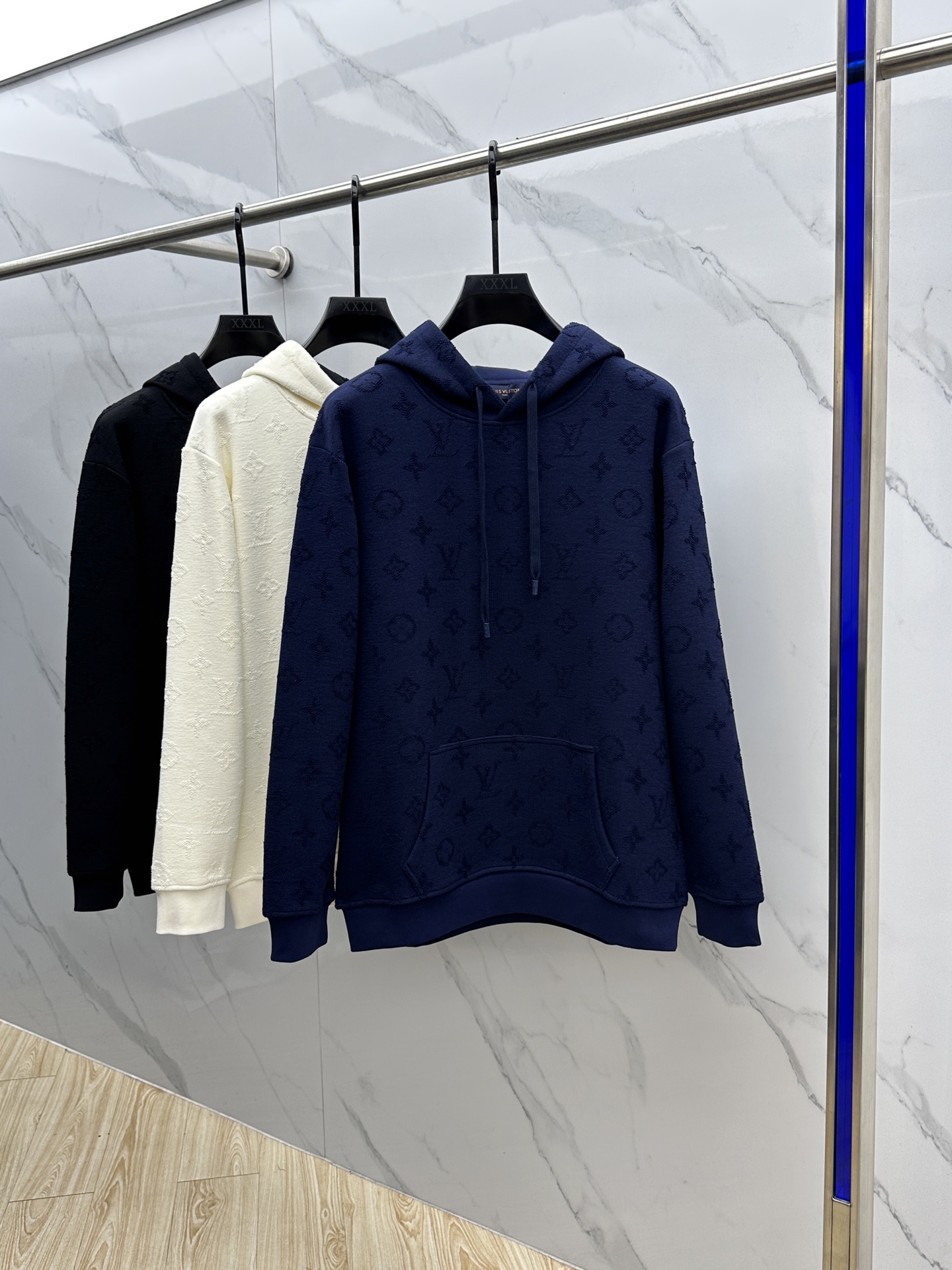 NO:611783,LV Louis Vuitton's new 25ss new sweatshirt with velvet, exquisite jacquard all over the body, and texture in every detail. The hooded design is casual and age-reducing, the drawstring adds casual sexiness, the loose version is super friendly to all body types, and the same style of pants can be worn as a set, easily creating a lazy and fashionable daily look hei Sizes S-XL, louis vuitton, louis  vuitton,hoodie,sweatshirts,hats,alexander wang19860909LV路易威登 新款发售25ss新款卫衣加绒 精致提花满布衣身,细节处尽显质感.连帽设计休闲又减龄,抽绳增添随性感,宽松版型对各种身材都超友好,另有同款裤子可搭配成套穿着,轻松打造出慵懒又时髦的日常look hei 尺码S-XL,,louis vuitton,louis vuitton,hoodie,sweatshirts,hats,alexander wang,Men's clothing