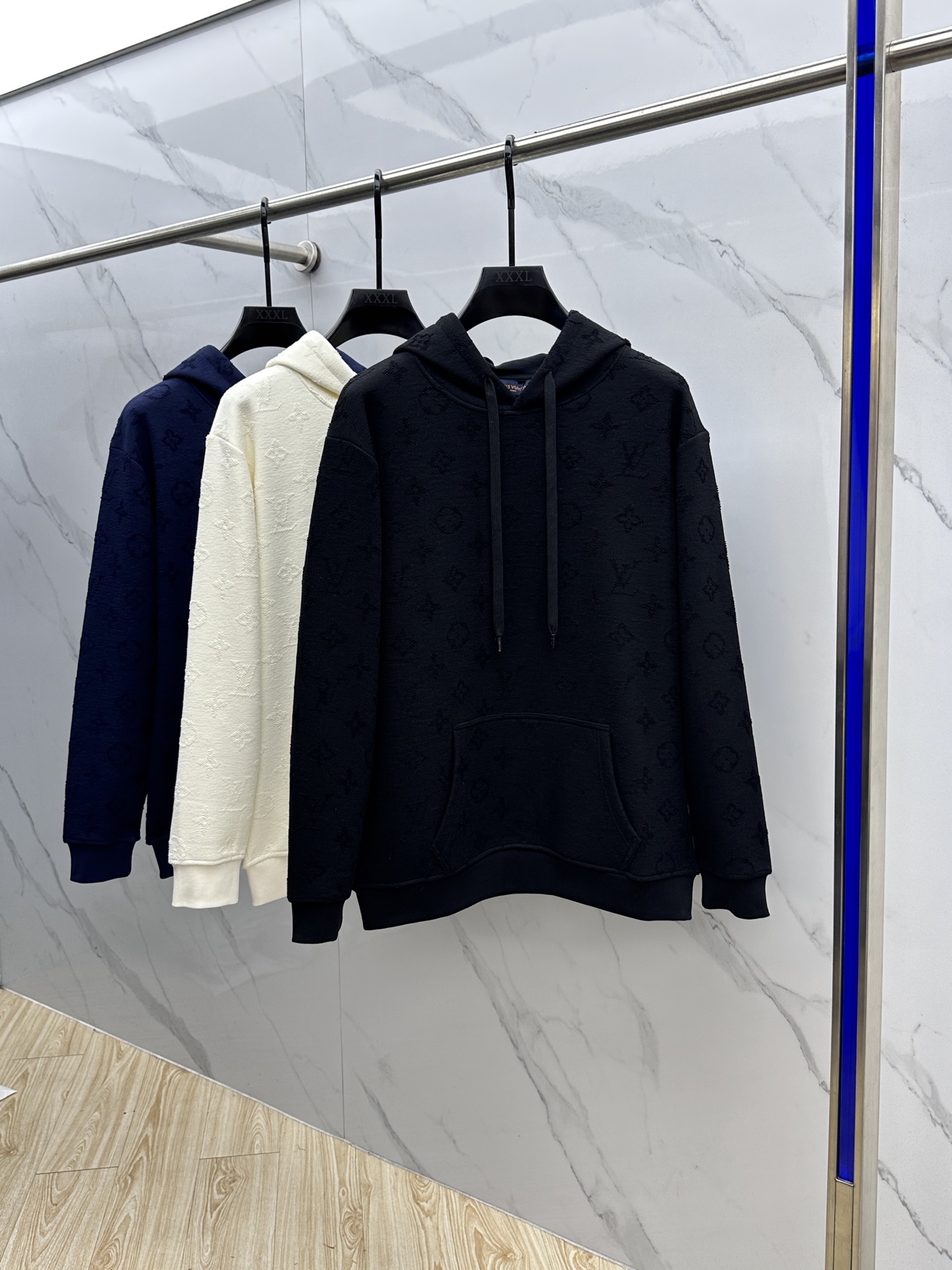 NO:611786,LV Louis Vuitton's new 25ss new sweatshirt is on sale. Exquisite jacquard is all over the body, and the details are full of texture. The hooded design is casual and age-reducing, and the drawstring adds casual sex. The loose version is super friendly to all body types. The same style of pants can be worn as a set to easily create a lazy and fashionable daily look. Hei Sizes S-XL, louis vuitton, louis  vuitton,hoodie,sweatshirts,hats,alexander wang19860909LV路易威登 新款发售25ss新款卫衣 精致提花满布衣身,细节处尽显质感.连帽设计休闲又减龄,抽绳增添随性感,宽松版型对各种身材都超友好,另有同款裤子可搭配成套穿着,轻松打造出慵懒又时髦的日常look hei 尺码S-XL,,louis vuitton,louis vuitton,hoodie,sweatshirts,hats,alexander wang,Men's clothing