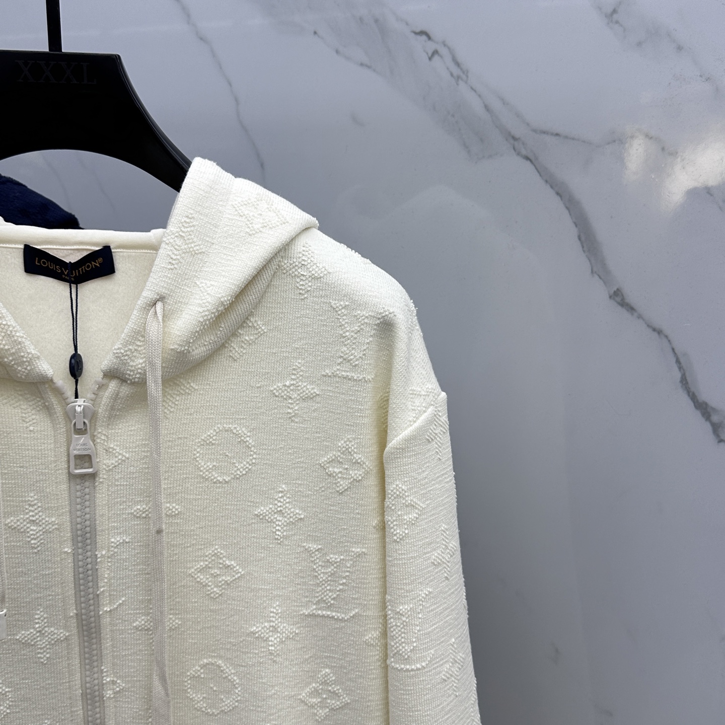 🆕LV路易威登 新款发售✨✨25ss新款拉链连帽卫衣加绒 精致提花满布衣身，细节处尽显质感。连帽设计休闲