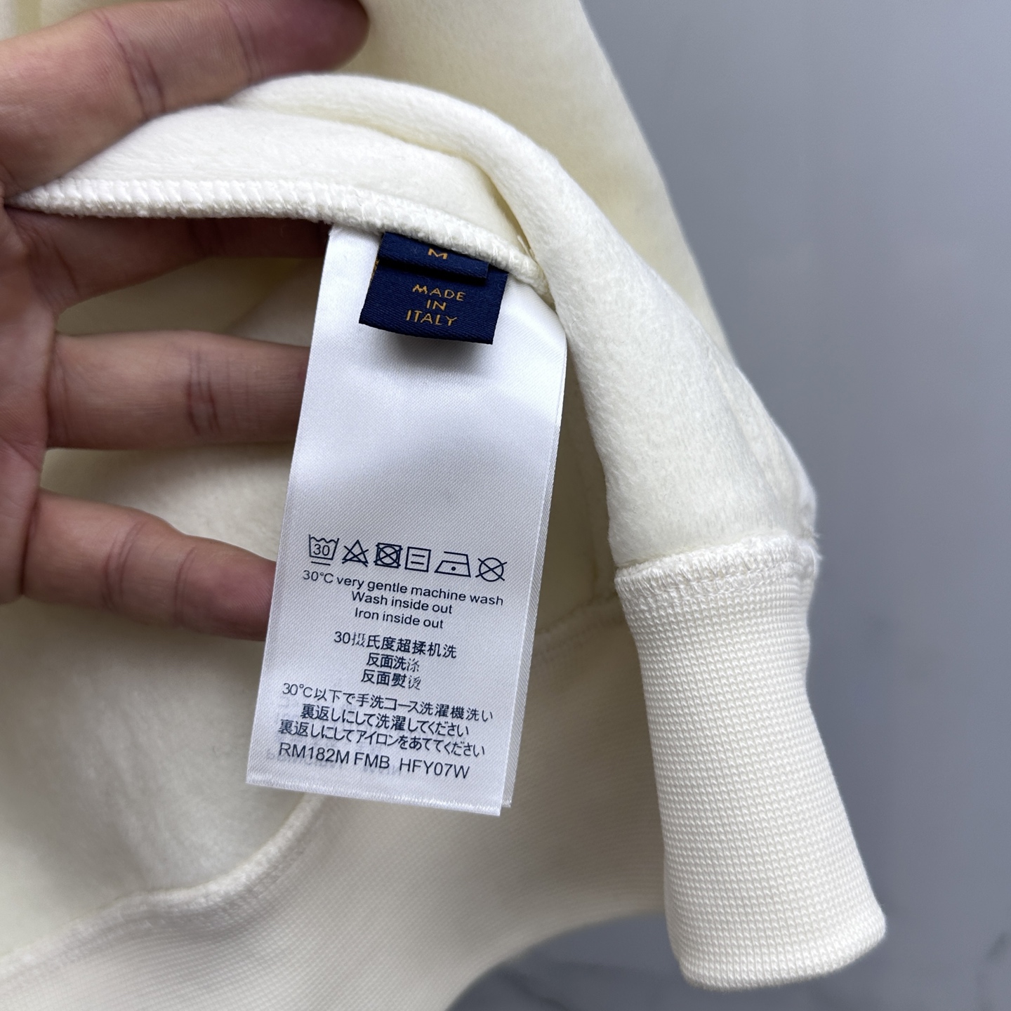 🆕LV路易威登 新款发售✨✨25ss新款拉链连帽卫衣加绒 精致提花满布衣身，细节处尽显质感。连帽设计休闲