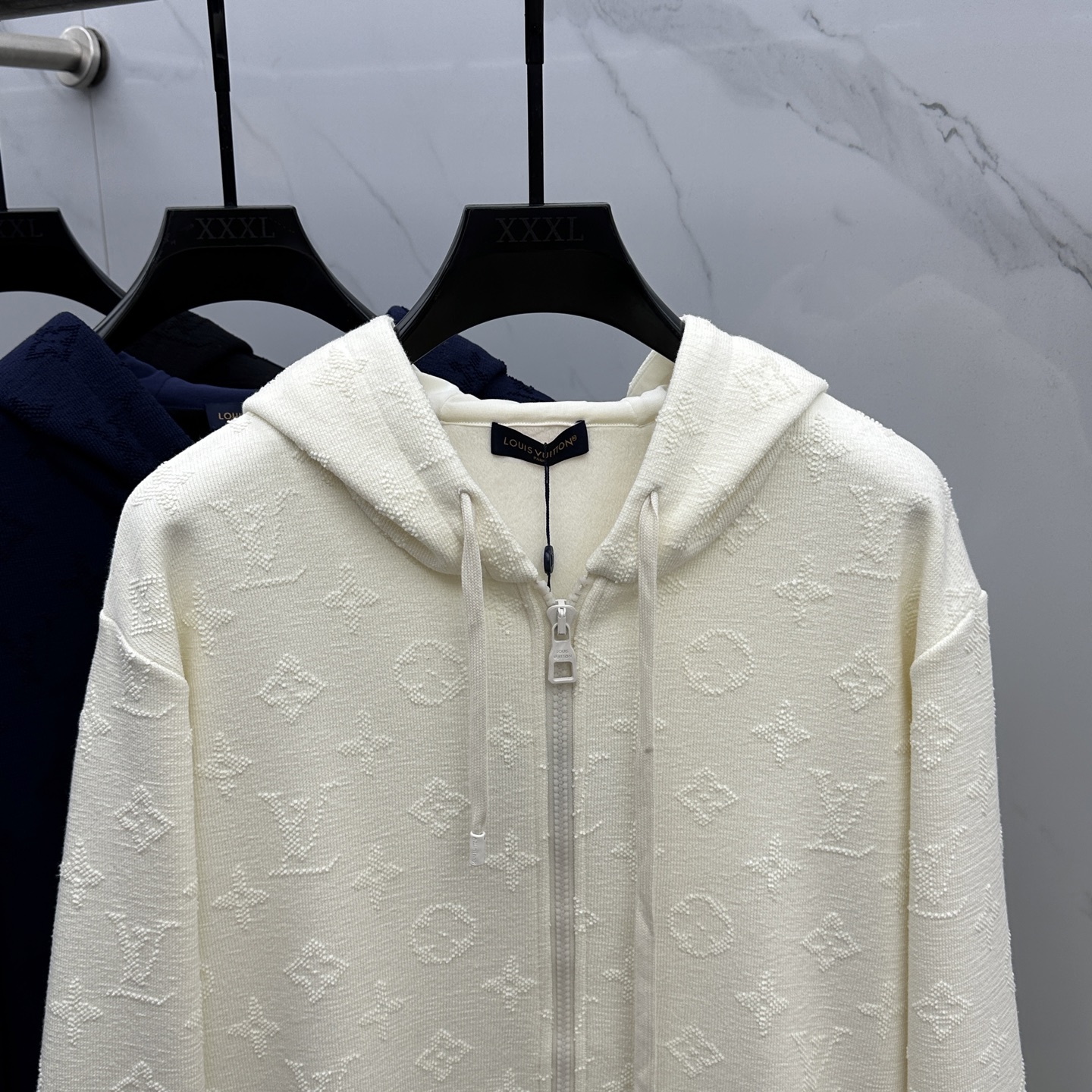 🆕LV路易威登 新款发售✨✨25ss新款拉链连帽卫衣加绒 精致提花满布衣身，细节处尽显质感。连帽设计休闲