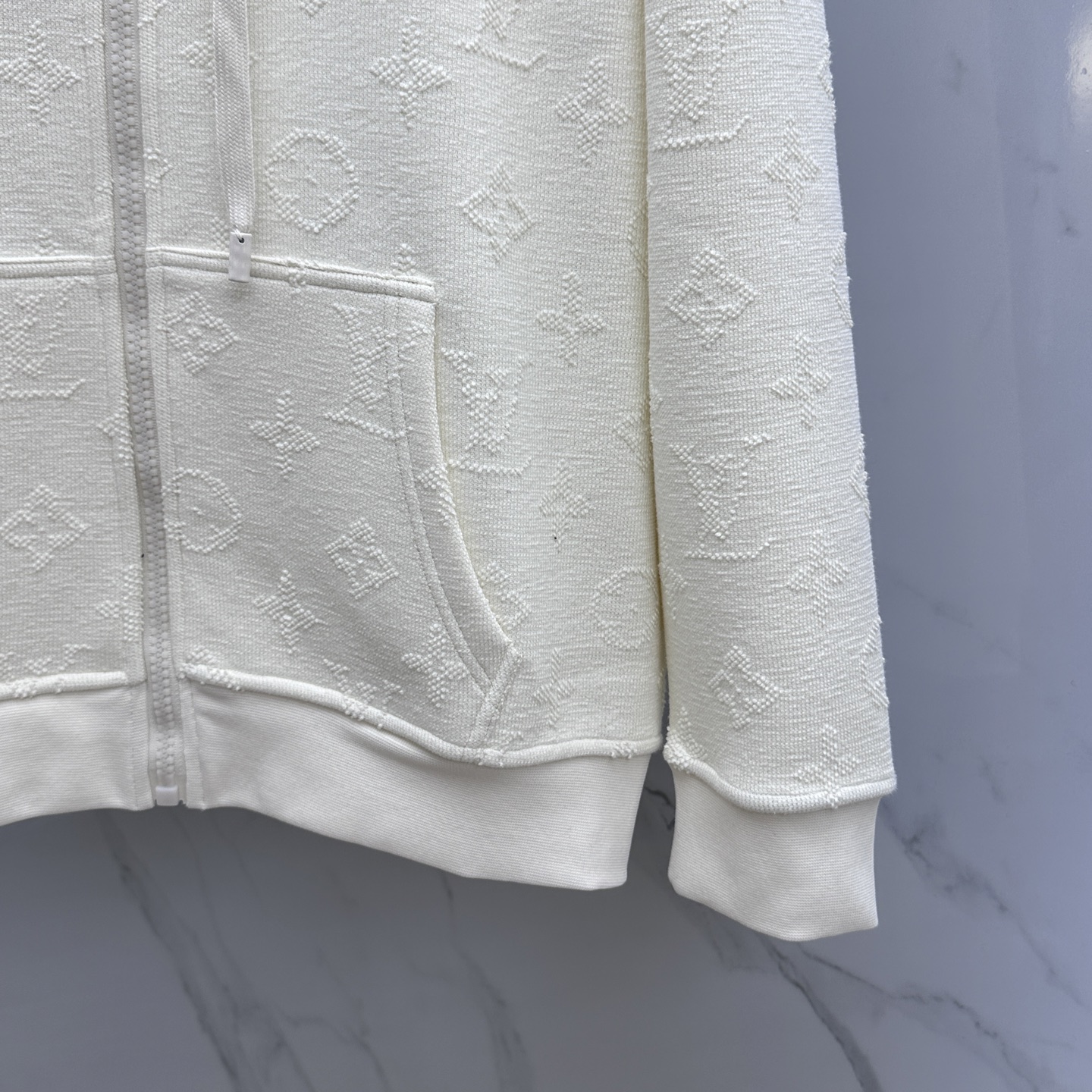 🆕LV路易威登 新款发售✨✨25ss新款拉链连帽卫衣加绒 精致提花满布衣身，细节处尽显质感。连帽设计休闲