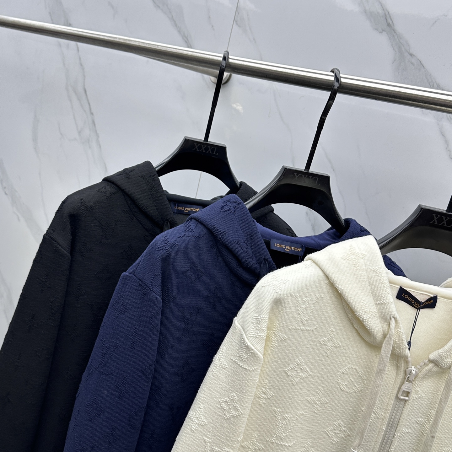 🆕LV路易威登 新款发售✨✨25ss新款拉链连帽卫衣加绒 精致提花满布衣身，细节处尽显质感。连帽设计休闲