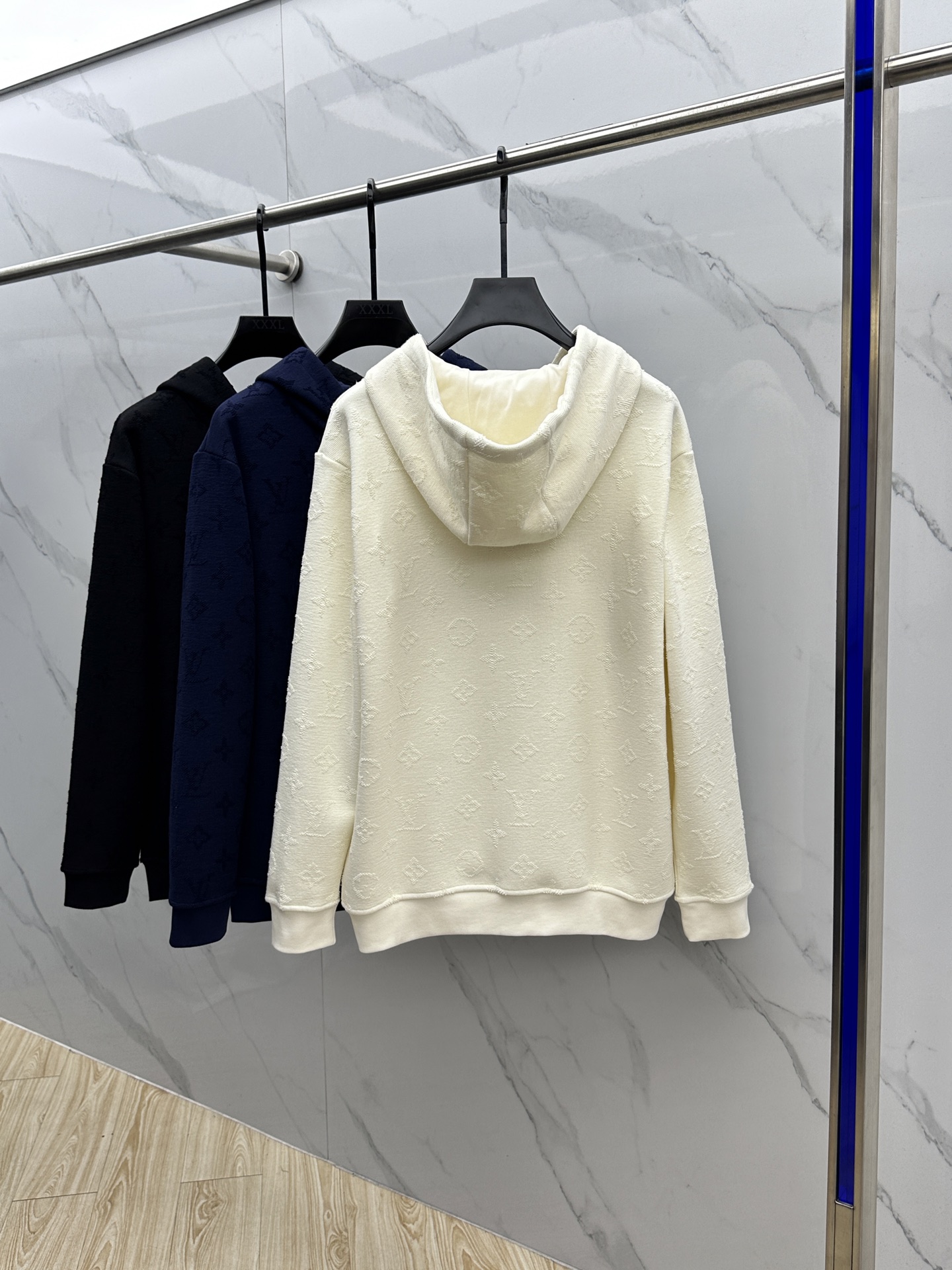 🆕LV路易威登 新款发售✨✨25ss新款拉链连帽卫衣加绒 精致提花满布衣身，细节处尽显质感。连帽设计休闲