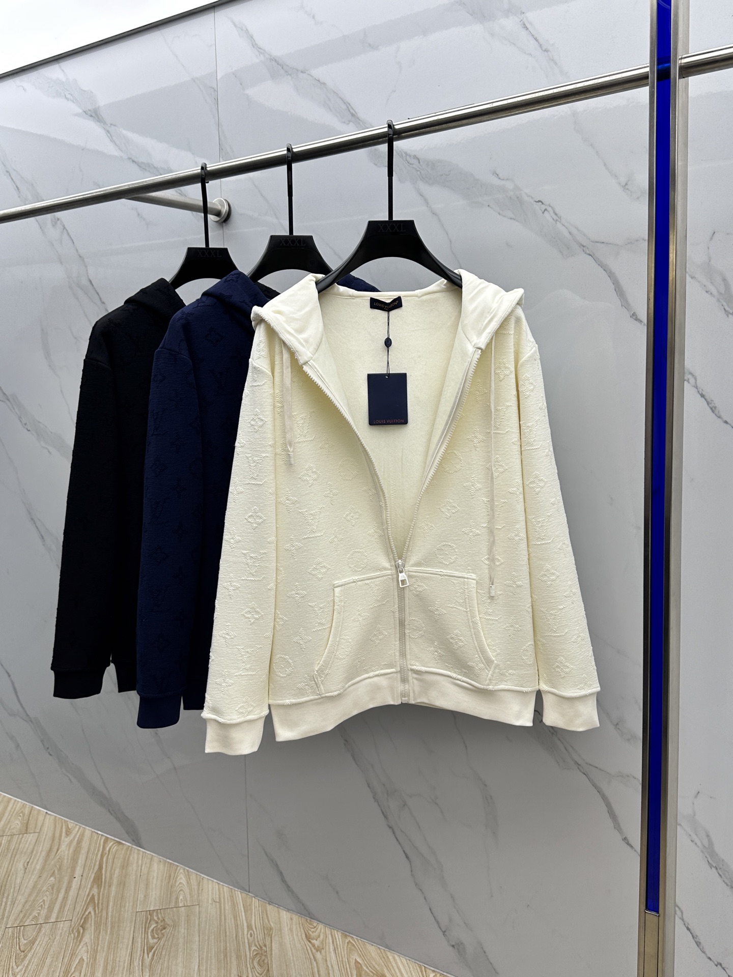 🆕LV路易威登 新款发售✨✨25ss新款拉链连帽卫衣加绒 精致提花满布衣身，细节处尽显质感。连帽设计休闲