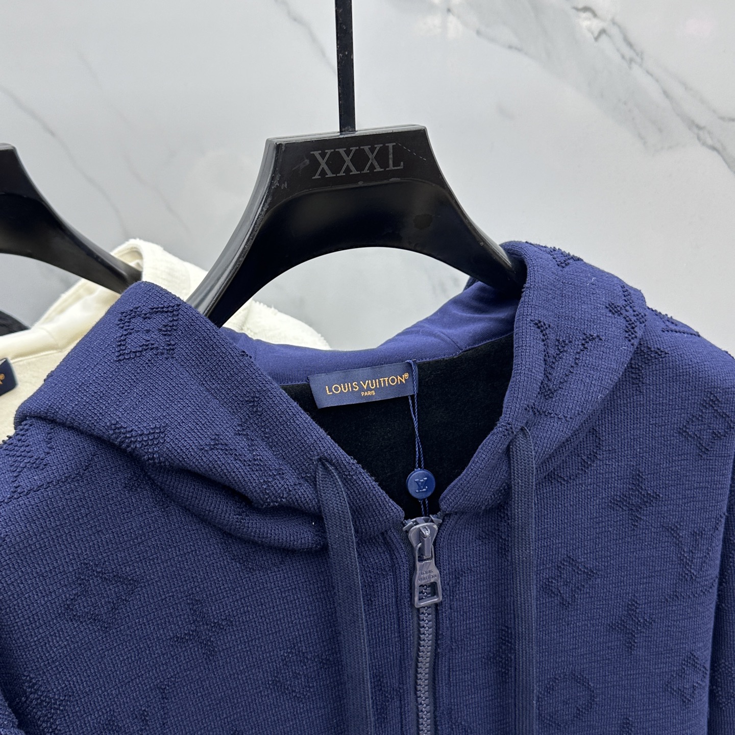 🆕LV路易威登 新款发售✨✨25ss新款拉链连帽卫衣加绒 精致提花满布衣身，细节处尽显质感。连帽设计休闲