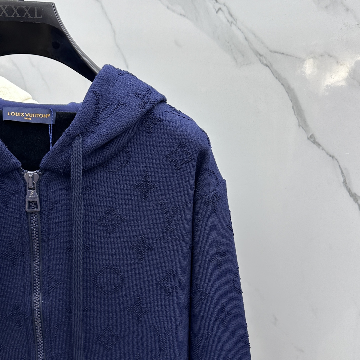 🆕LV路易威登 新款发售✨✨25ss新款拉链连帽卫衣加绒 精致提花满布衣身，细节处尽显质感。连帽设计休闲