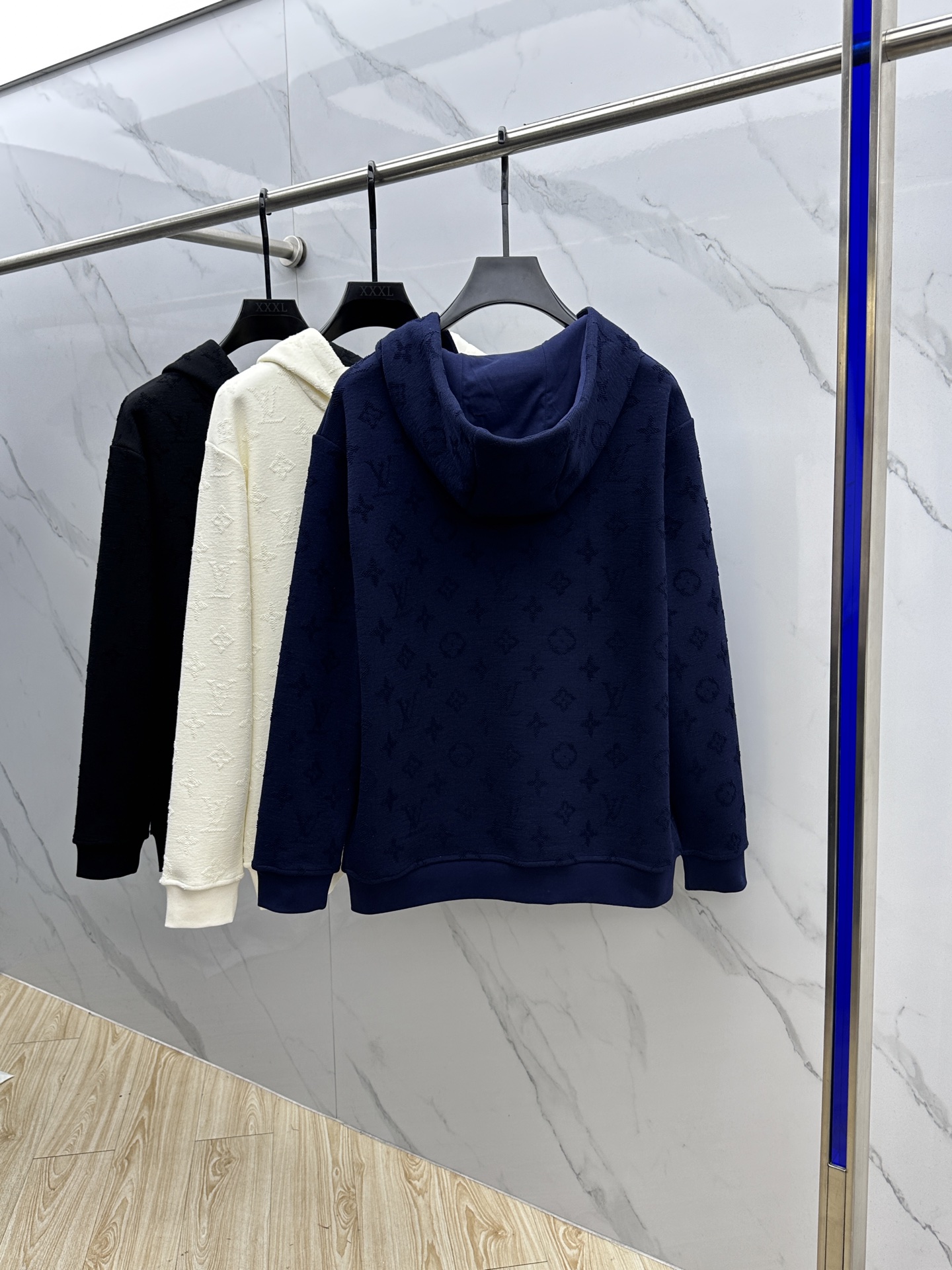 🆕LV路易威登 新款发售✨✨25ss新款拉链连帽卫衣加绒 精致提花满布衣身，细节处尽显质感。连帽设计休闲