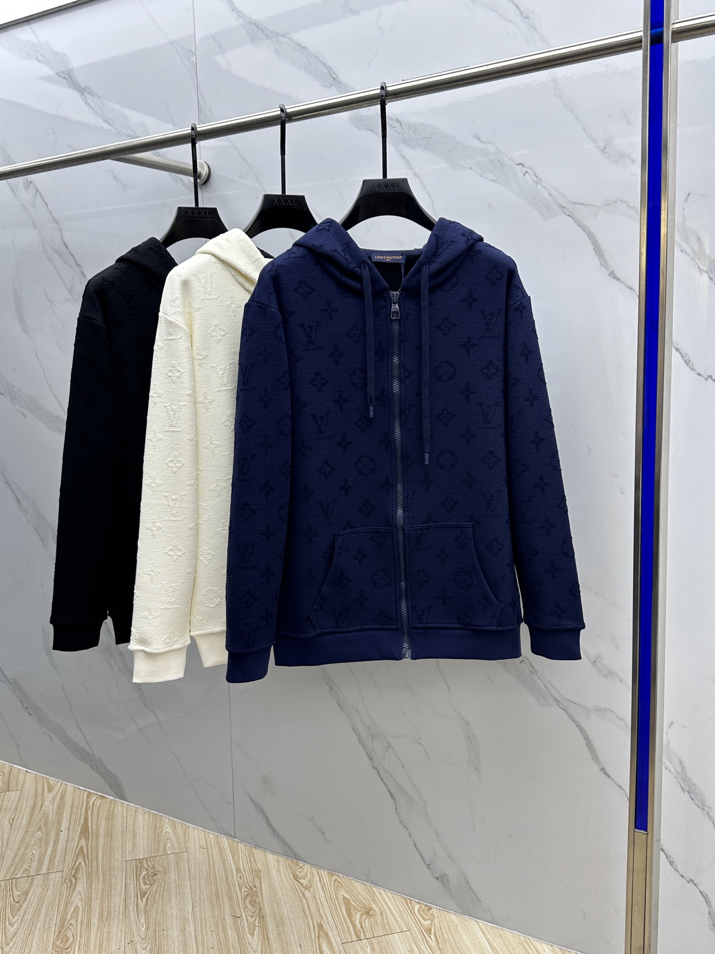 🆕LV路易威登 新款发售✨✨25ss新款拉链连帽卫衣加绒 精致提花满布衣身，细节处尽显质感。连帽设计休闲
