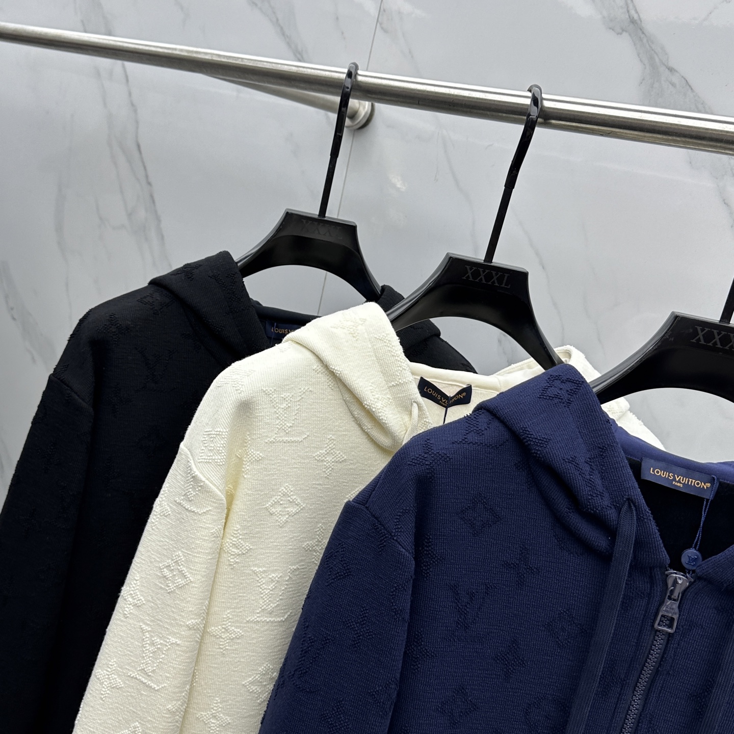 🆕LV路易威登 新款发售✨✨25ss新款拉链连帽卫衣加绒 精致提花满布衣身，细节处尽显质感。连帽设计休闲