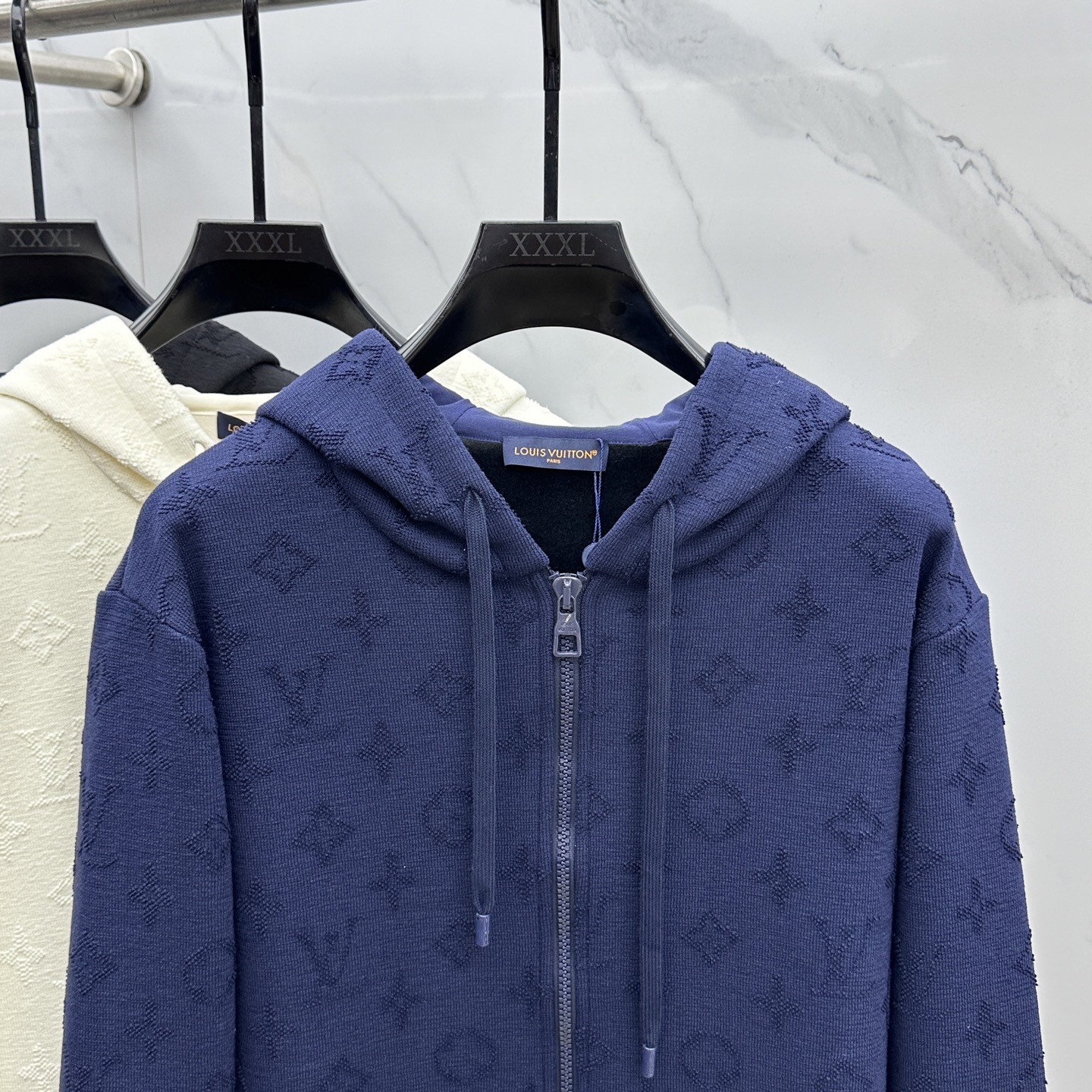 🆕LV路易威登 新款发售✨✨25ss新款拉链连帽卫衣加绒 精致提花满布衣身，细节处尽显质感。连帽设计休闲