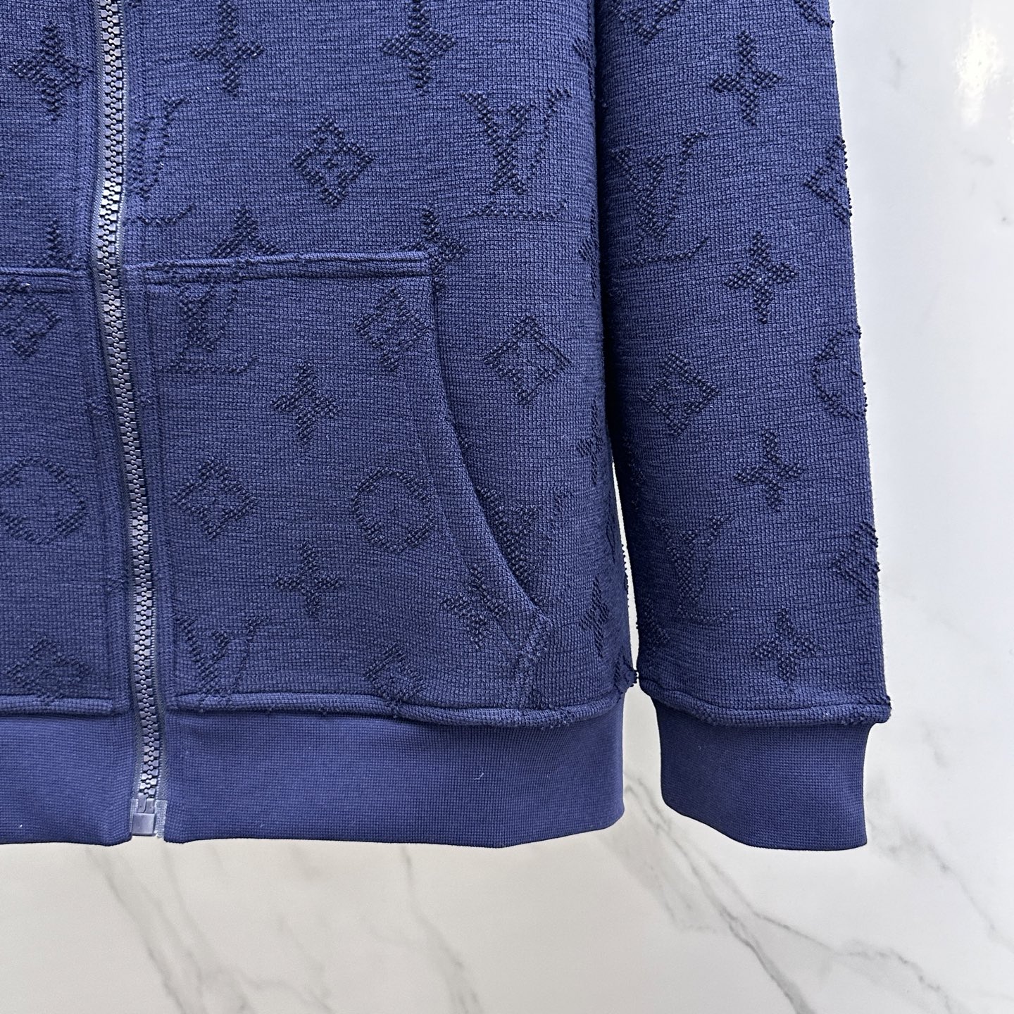 🆕LV路易威登 新款发售✨✨25ss新款拉链连帽卫衣加绒 精致提花满布衣身，细节处尽显质感。连帽设计休闲