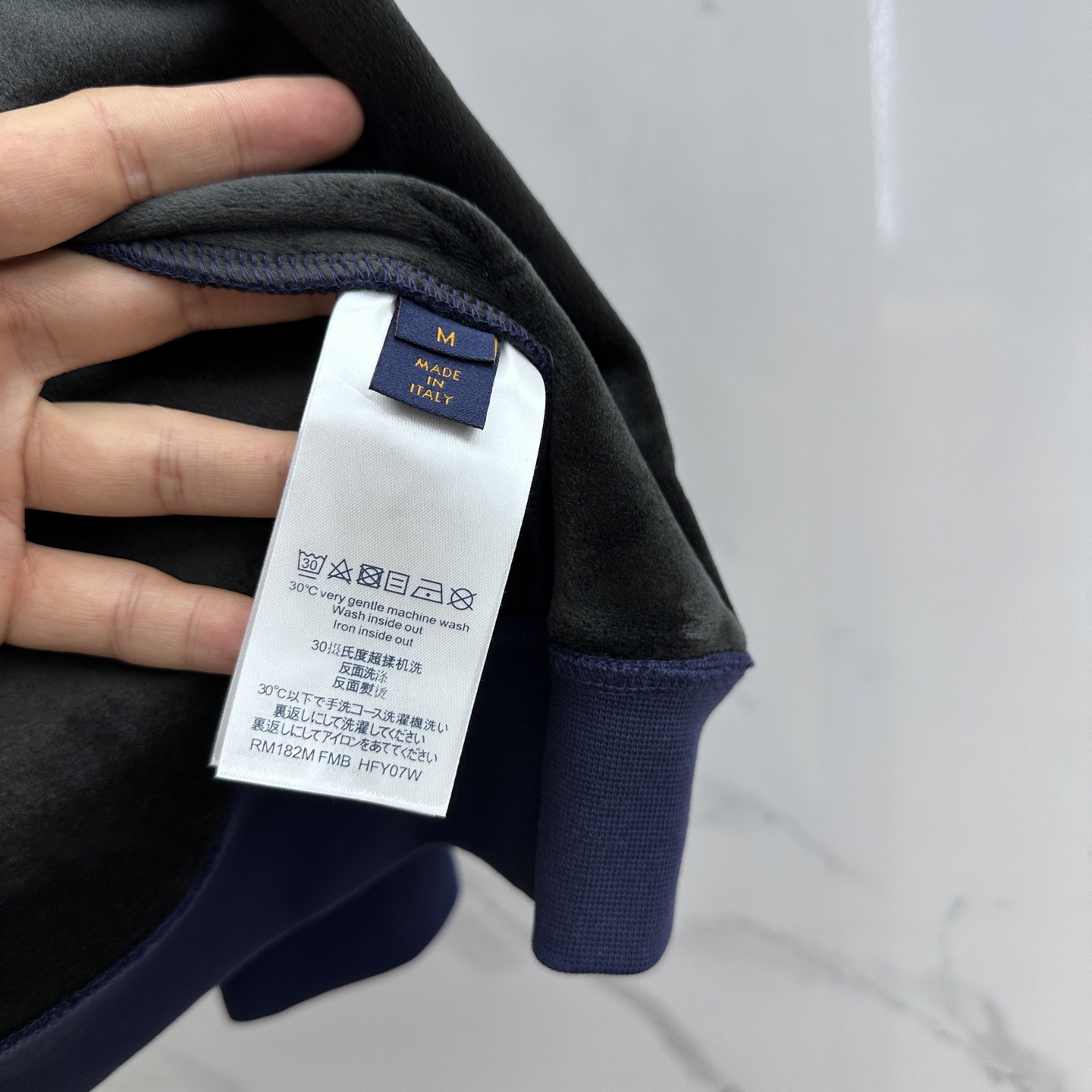 🆕LV路易威登 新款发售✨✨25ss新款拉链连帽卫衣加绒 精致提花满布衣身，细节处尽显质感。连帽设计休闲