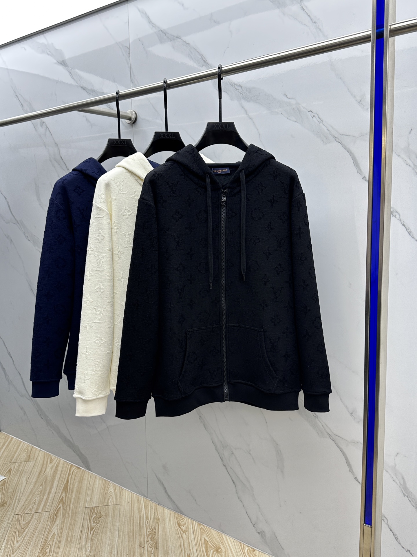 NO:611789,LV Louis Vuitton's new 25ss new zippered hooded sweatshirt with velvet has exquisite jacquard all over the body, and the details are full of texture. The hooded design is casual and age-reducing, the drawstring adds casual sex, the loose version is super friendly to all body types, and the same style of pants can be worn as a set, easily creating a lazy and fashionable daily look hei Sizes S-XL,, louis vuitton, louis  vuitton,hoodie,sweatshirts,hats,alexander wang19860909LV路易威登 新款发售25ss新款拉链连帽卫衣加绒 精致提花满布衣身,细节处尽显质感.连帽设计休闲又减龄,抽绳增添随性感,宽松版型对各种身材都超友好,另有同款裤子可搭配成套穿着,轻松打造出慵懒又时髦的日常look hei 尺码S-XL,,louis vuitton,louis vuitton,hoodie,sweatshirts,hats,alexander wang,Men's clothing