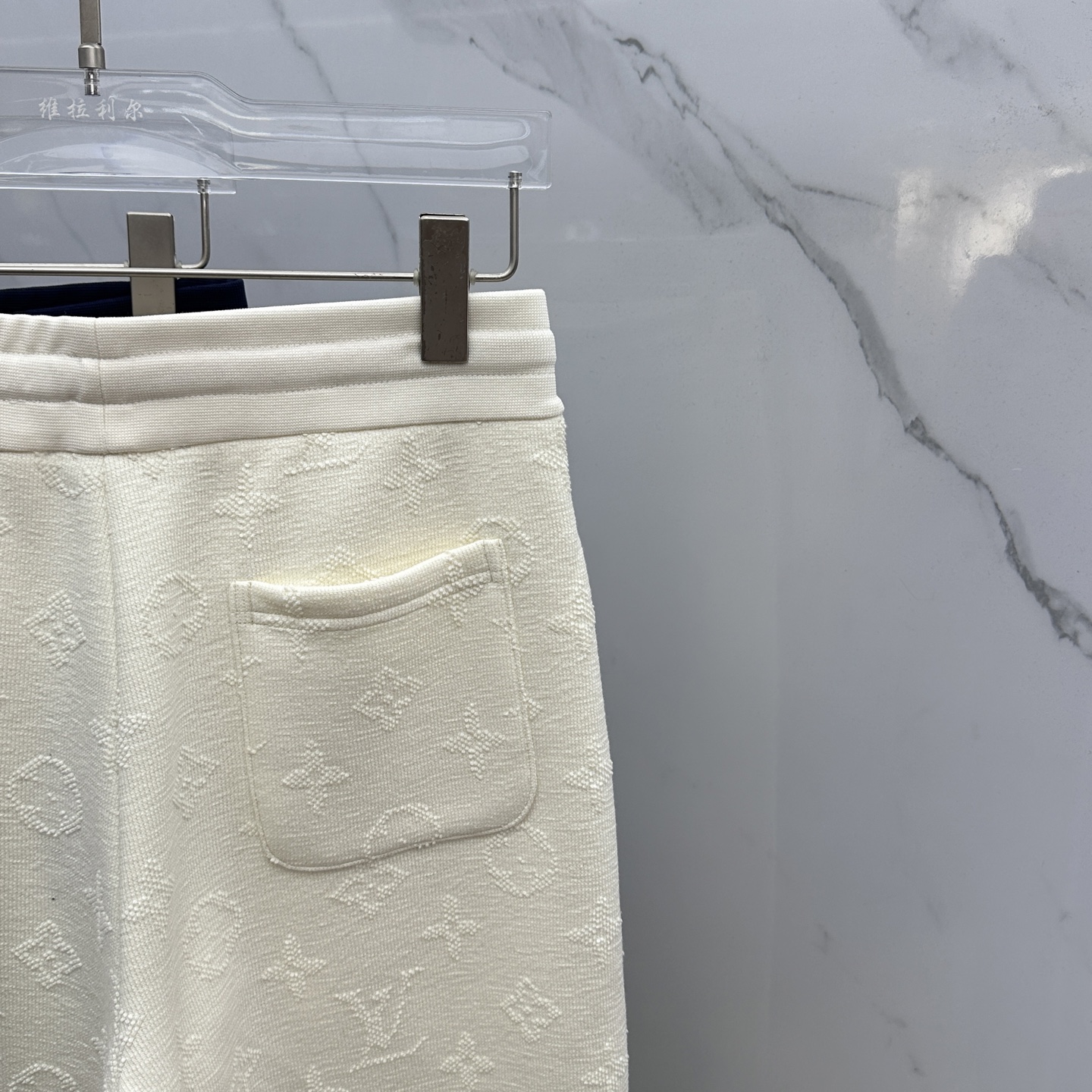 🆕LV路易威登 新款发售✨✨25ss新款加绒保暖时尚卫裤 精致提花满布裤身，细节处尽显质感。抽绳设计休闲