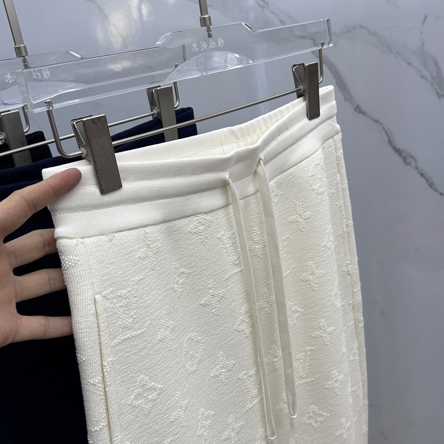 🆕LV路易威登 新款发售✨✨25ss新款加绒保暖时尚卫裤 精致提花满布裤身，细节处尽显质感。抽绳设计休闲